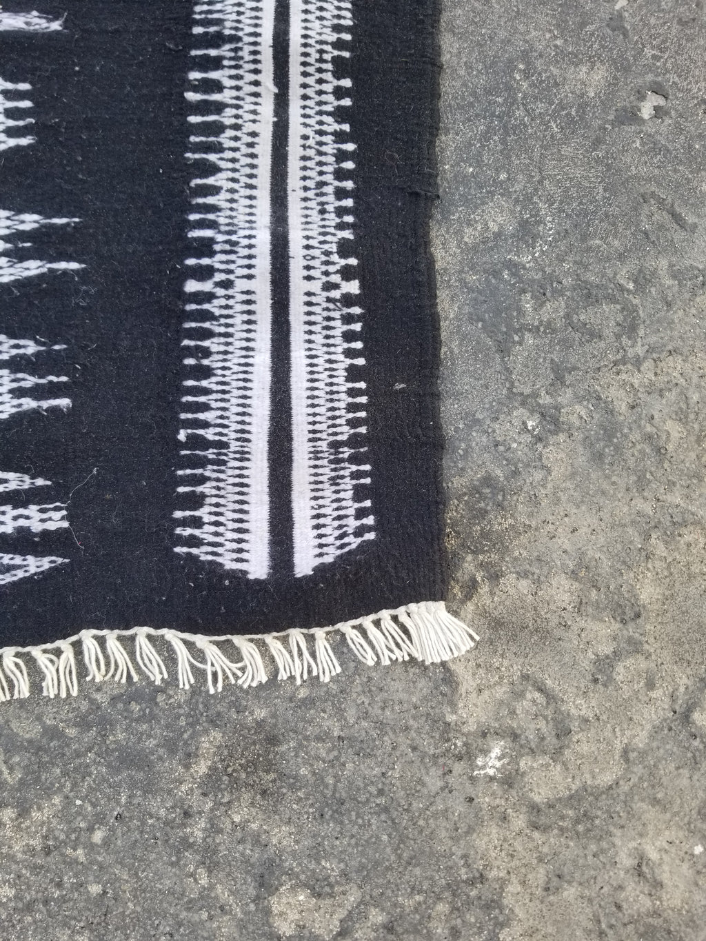 Vintage Handmade Algerian Oriental Wool Black & White Kilim 139x101cm
