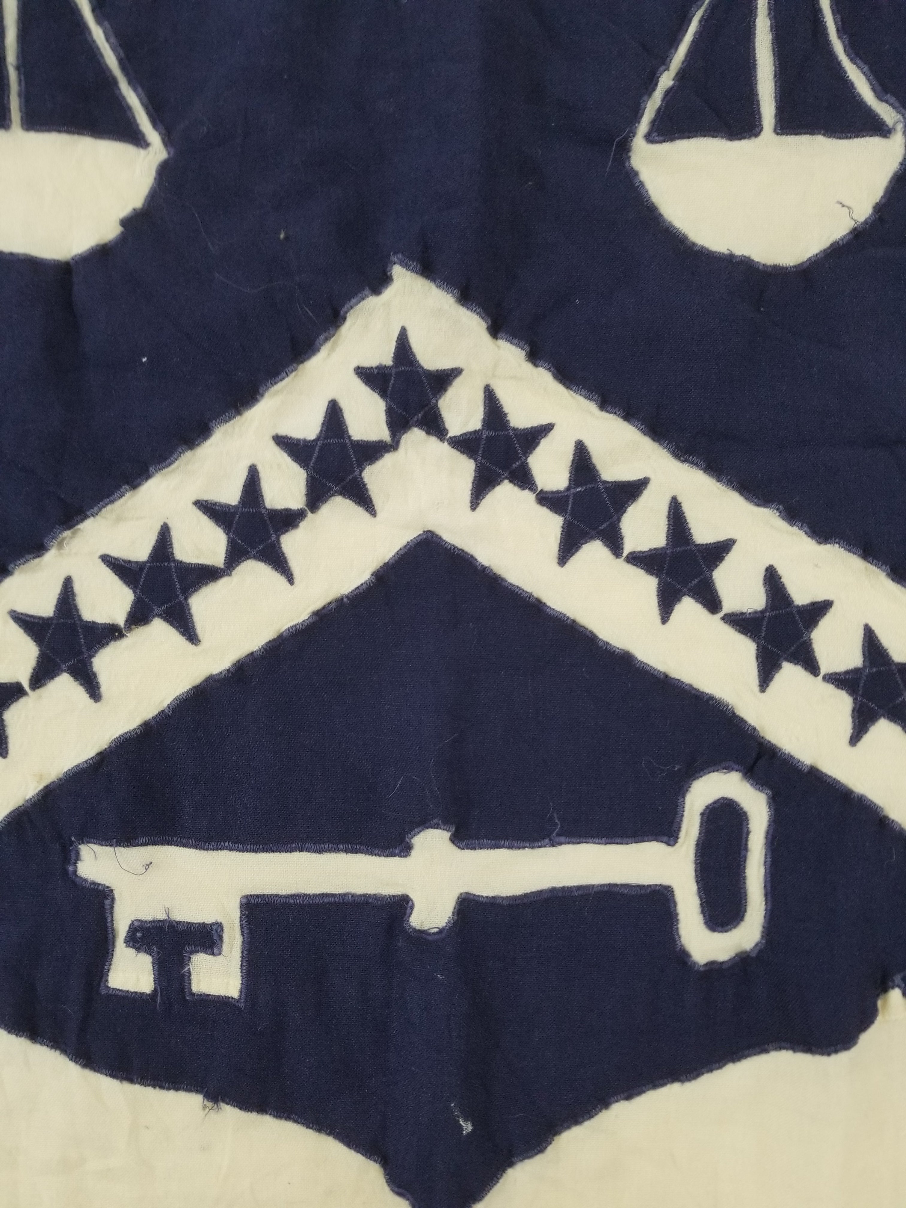 Vintage Appliqué Quilt with Nautical Coat of Arms – Navy & Cream 292x203cm