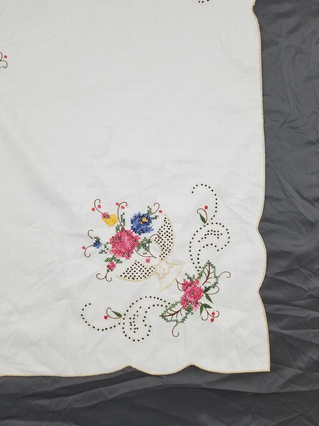 Vintage Beautiful Cross Stitch Hand Embroidered Floral Tablecloth 176x131cm