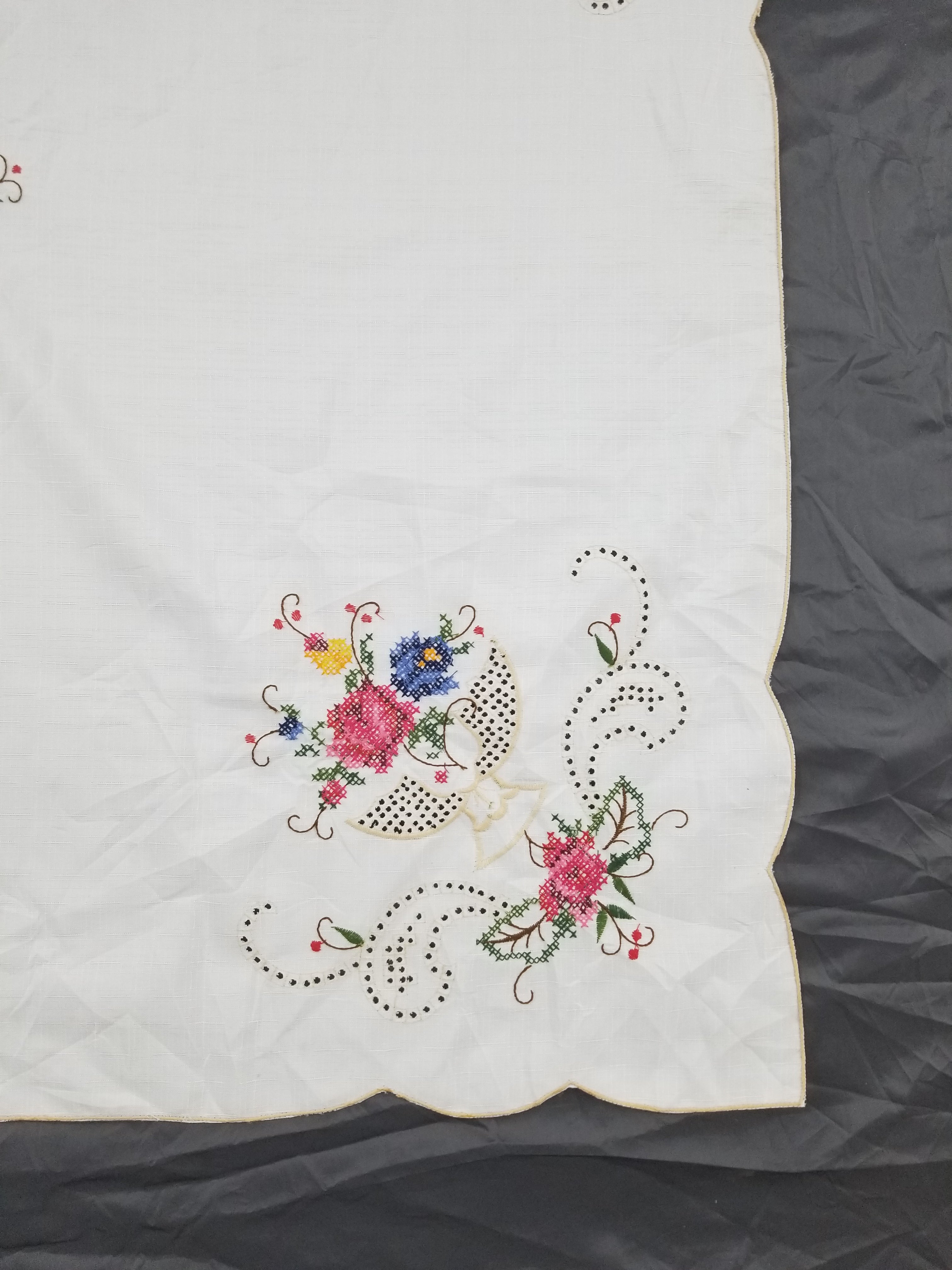 Vintage Beautiful Cross Stitch Hand Embroidered Floral Tablecloth 176x131cm