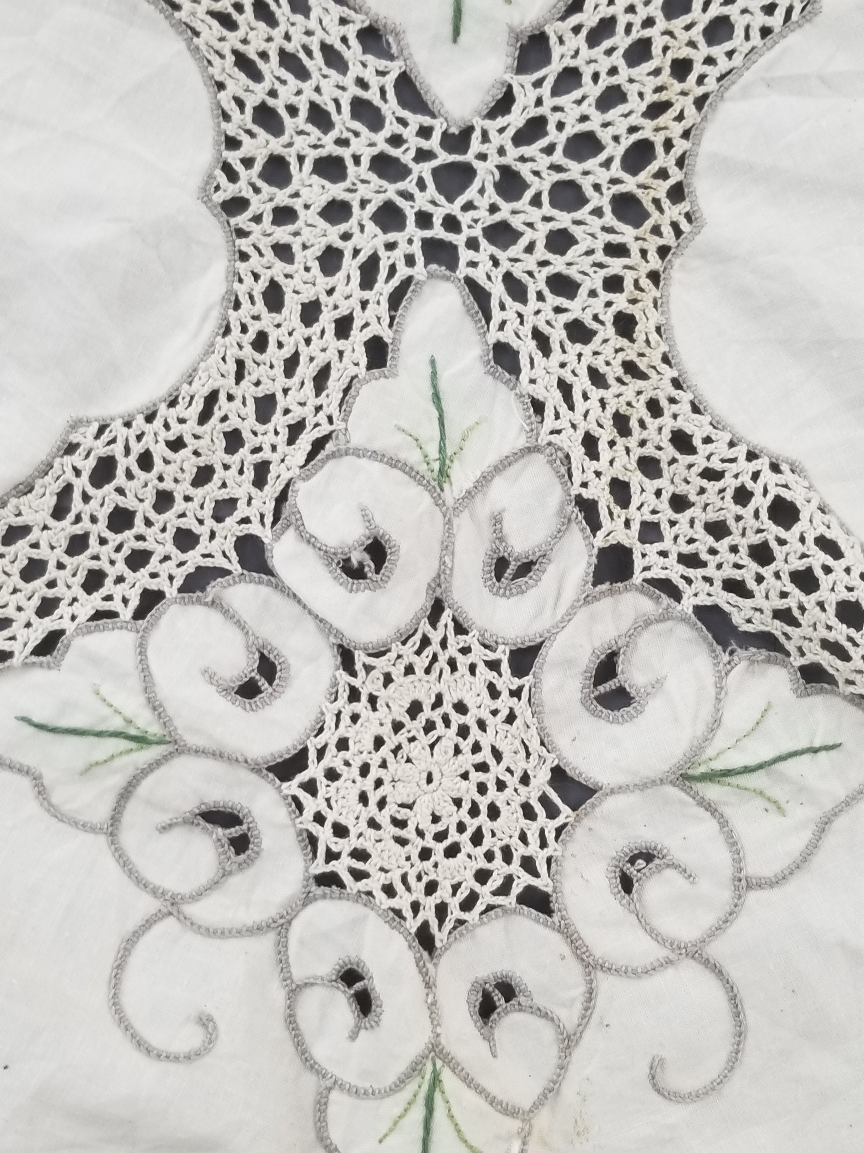 Antique Style Round Tablecloth - Hand Embroidery Roses & Crochet Details 164x158cm