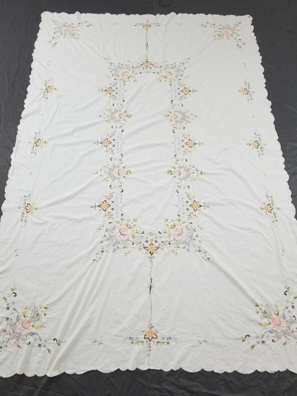 Vintage Beautiful Floral Madeira Hand Embroidered Tablecloth 242x158cm