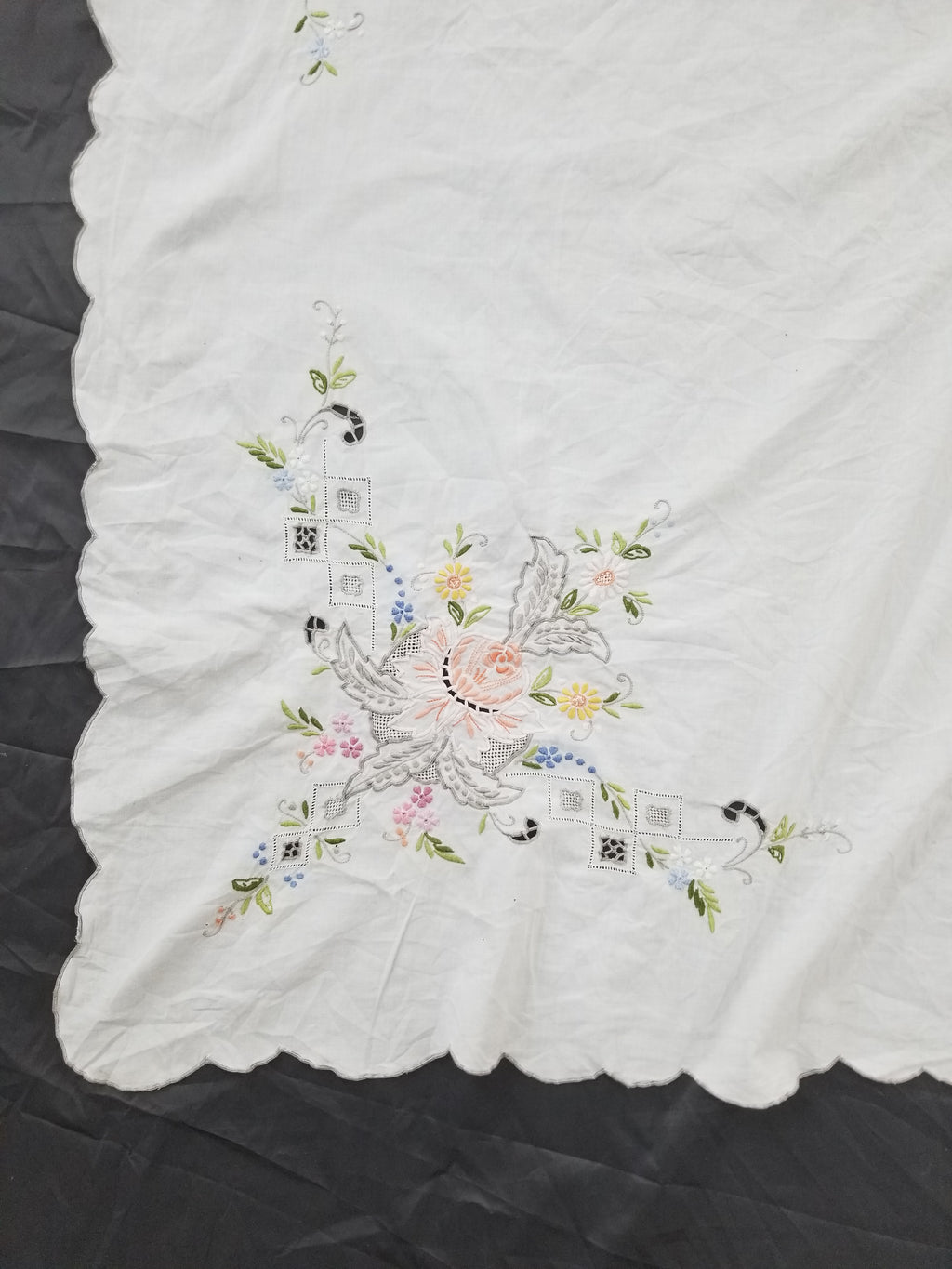 Vintage Beautiful Floral Madeira Hand Embroidered Tablecloth 242x158cm