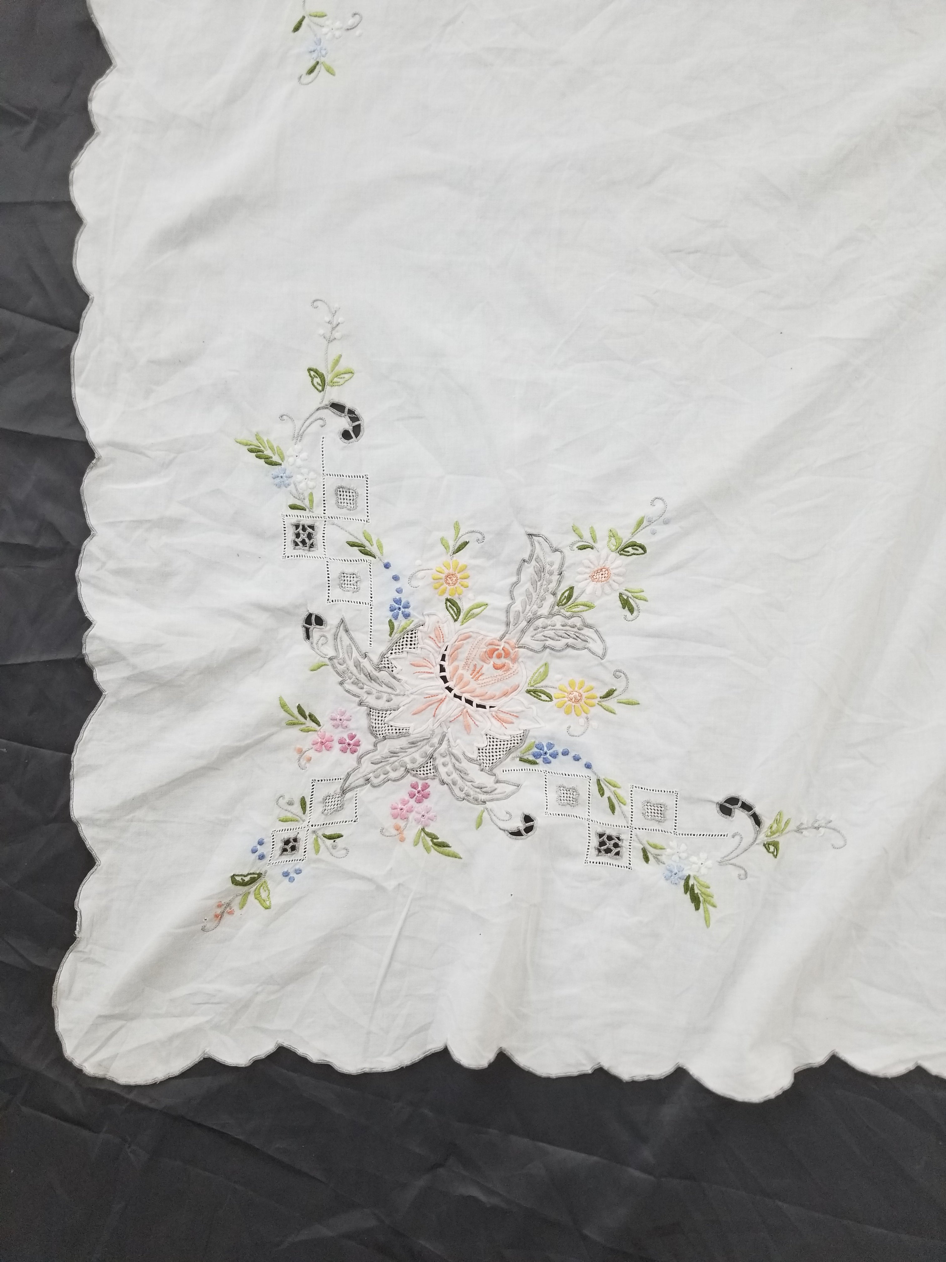 Vintage Beautiful Floral Madeira Hand Embroidered Tablecloth 242x158cm