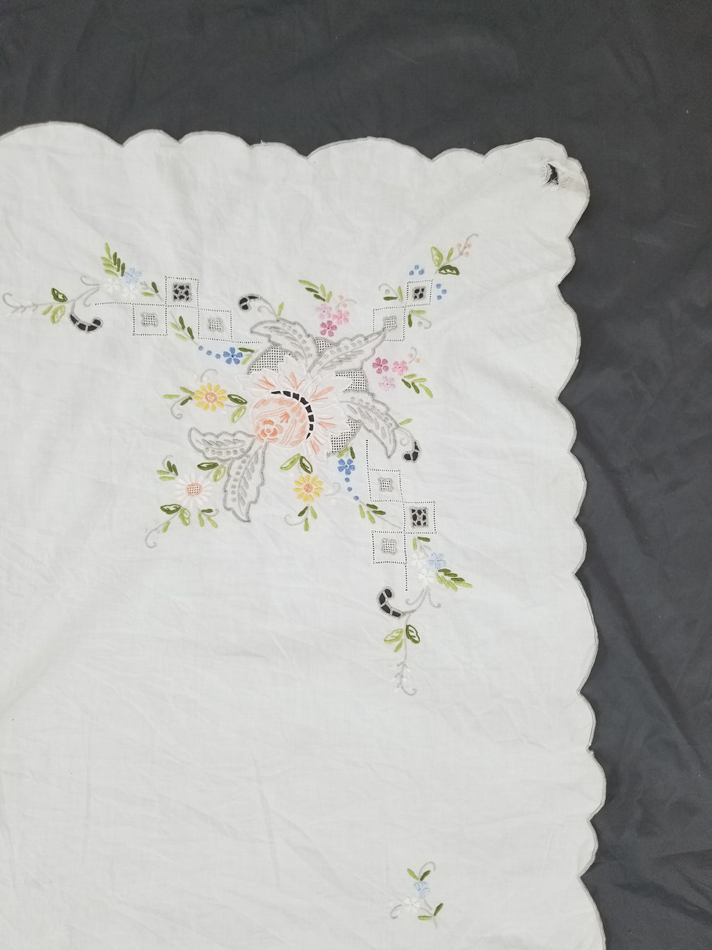 Vintage Beautiful Floral Madeira Hand Embroidered Tablecloth 242x158cm