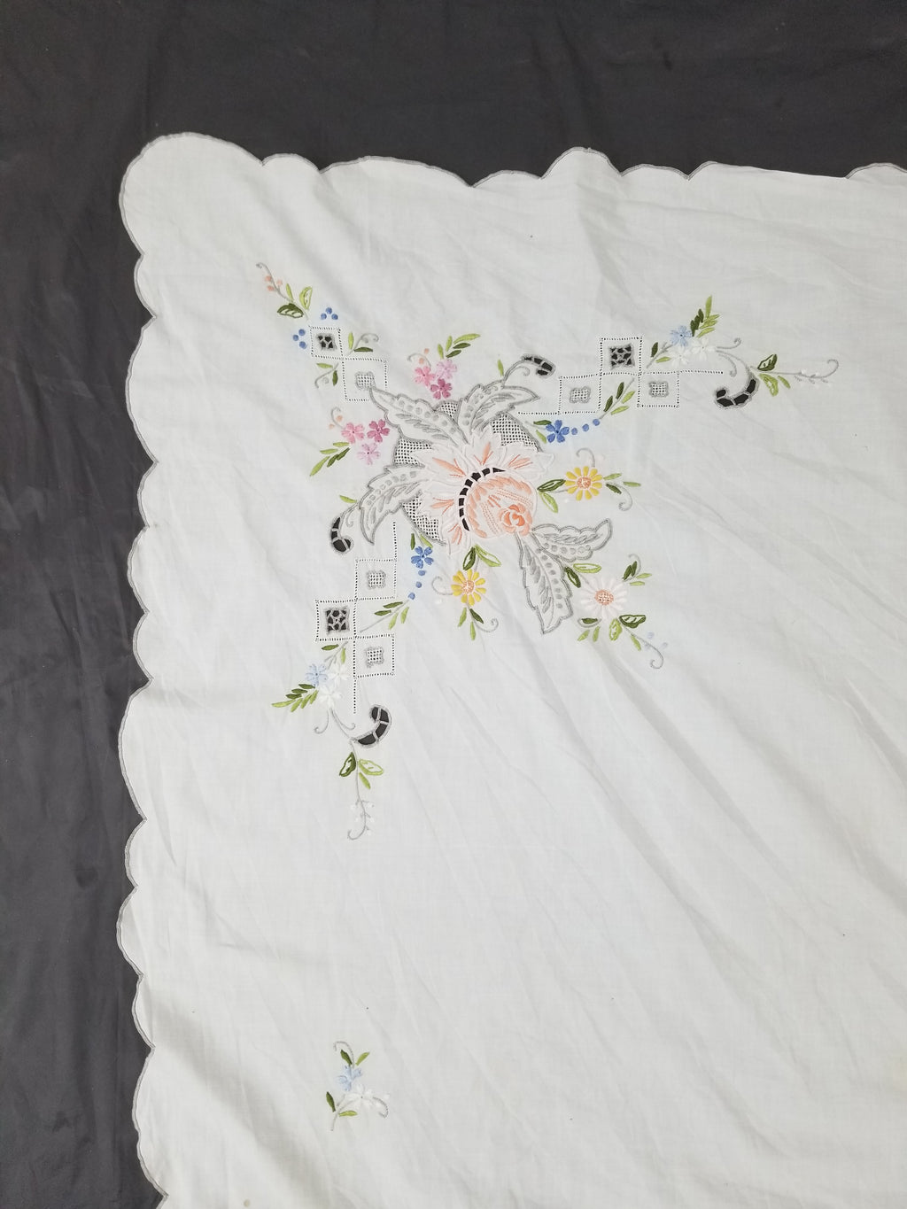 Vintage Beautiful Floral Madeira Hand Embroidered Tablecloth 242x158cm