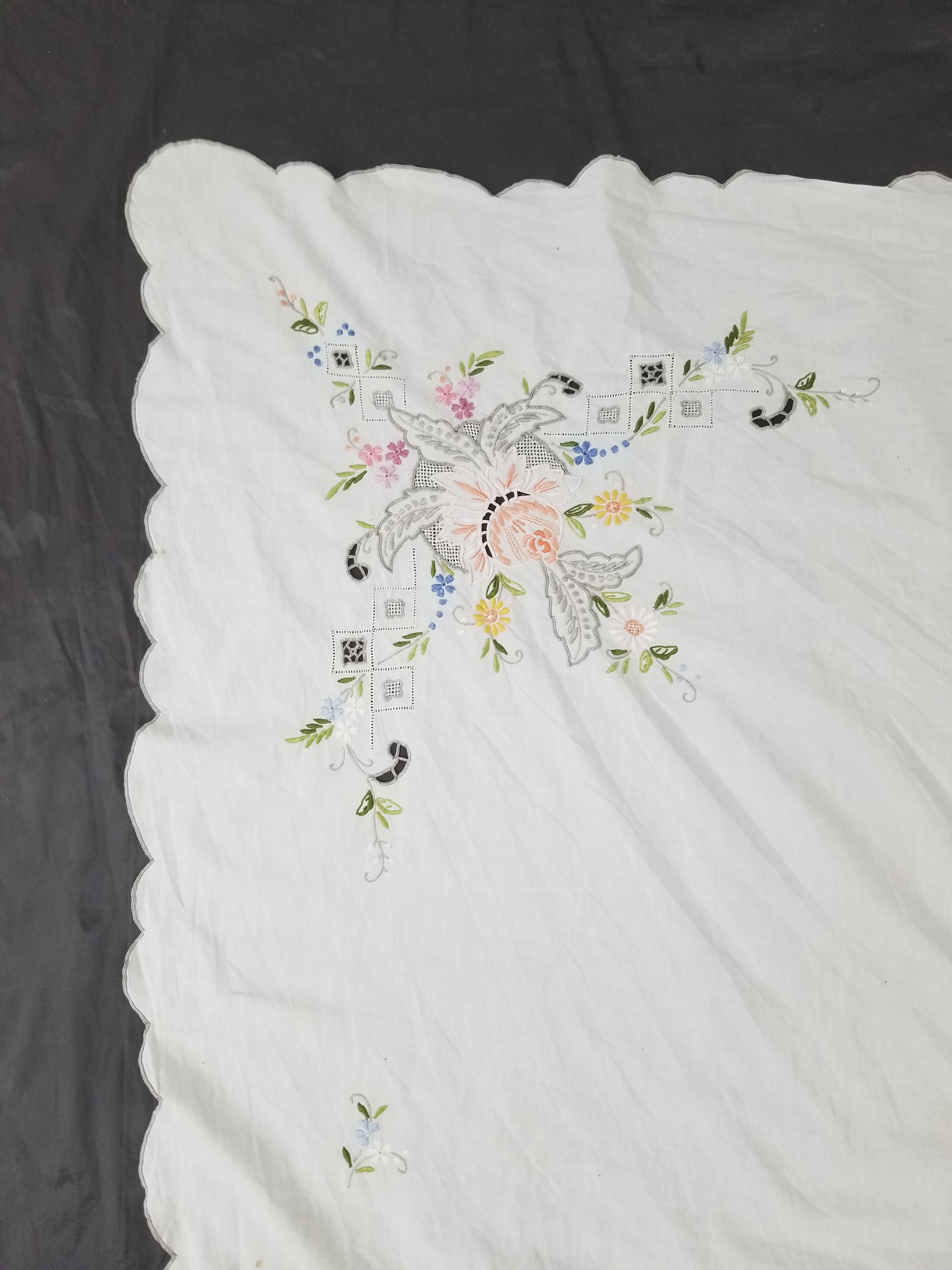 Vintage Beautiful Floral Madeira Hand Embroidered Tablecloth 242x158cm