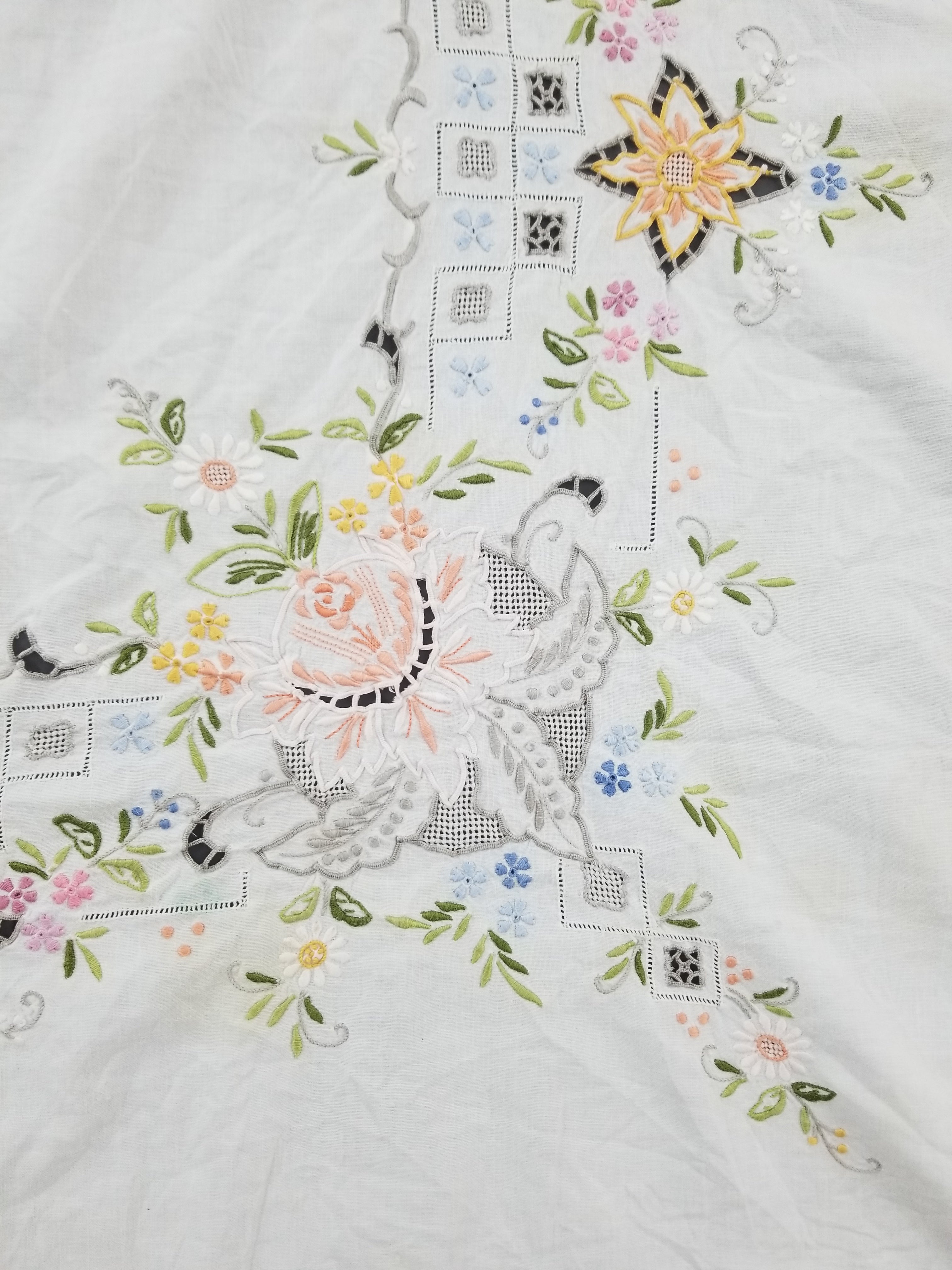 Vintage Beautiful Floral Madeira Hand Embroidered Tablecloth 242x158cm
