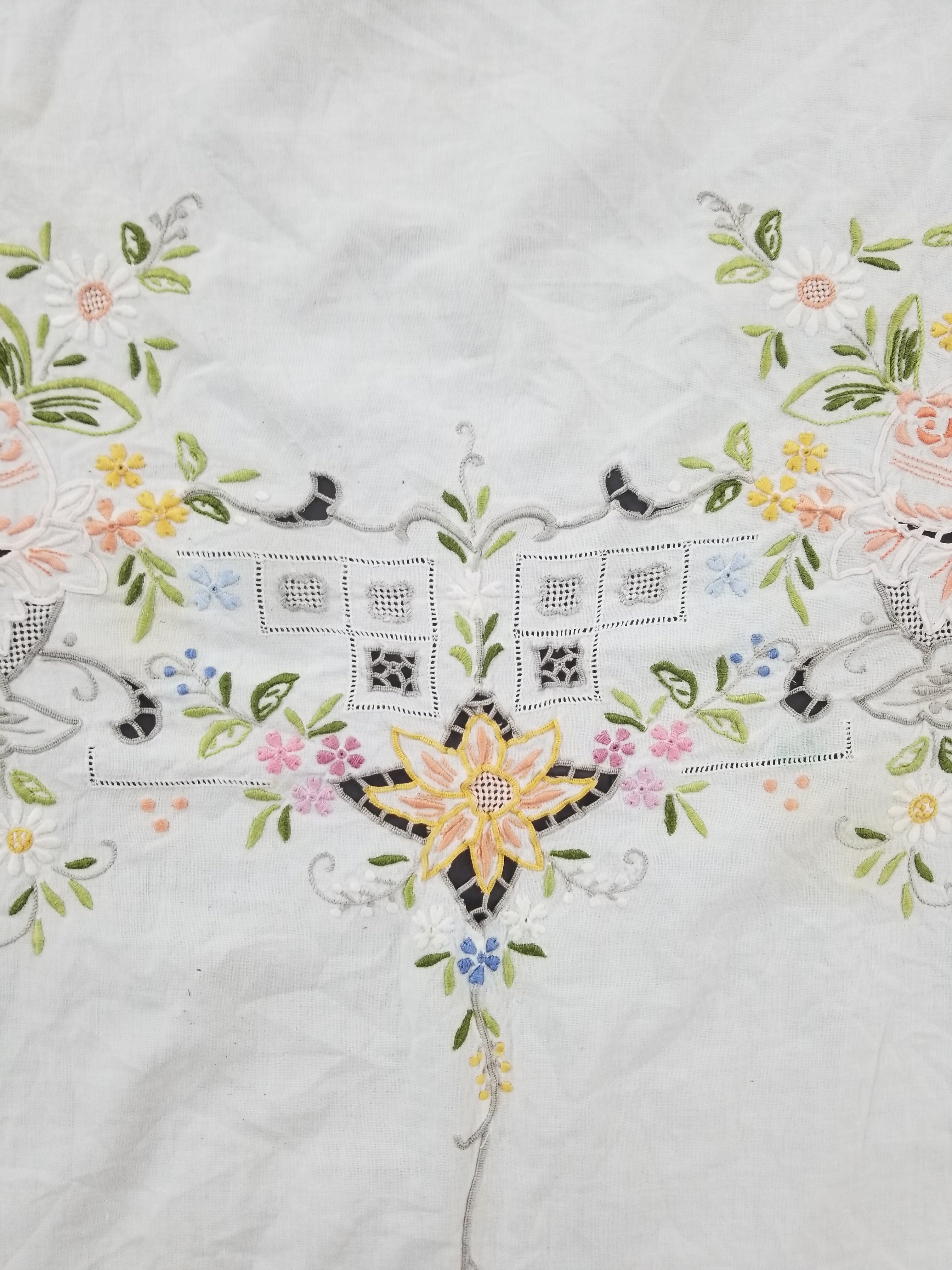 Vintage Beautiful Floral Madeira Hand Embroidered Tablecloth 242x158cm