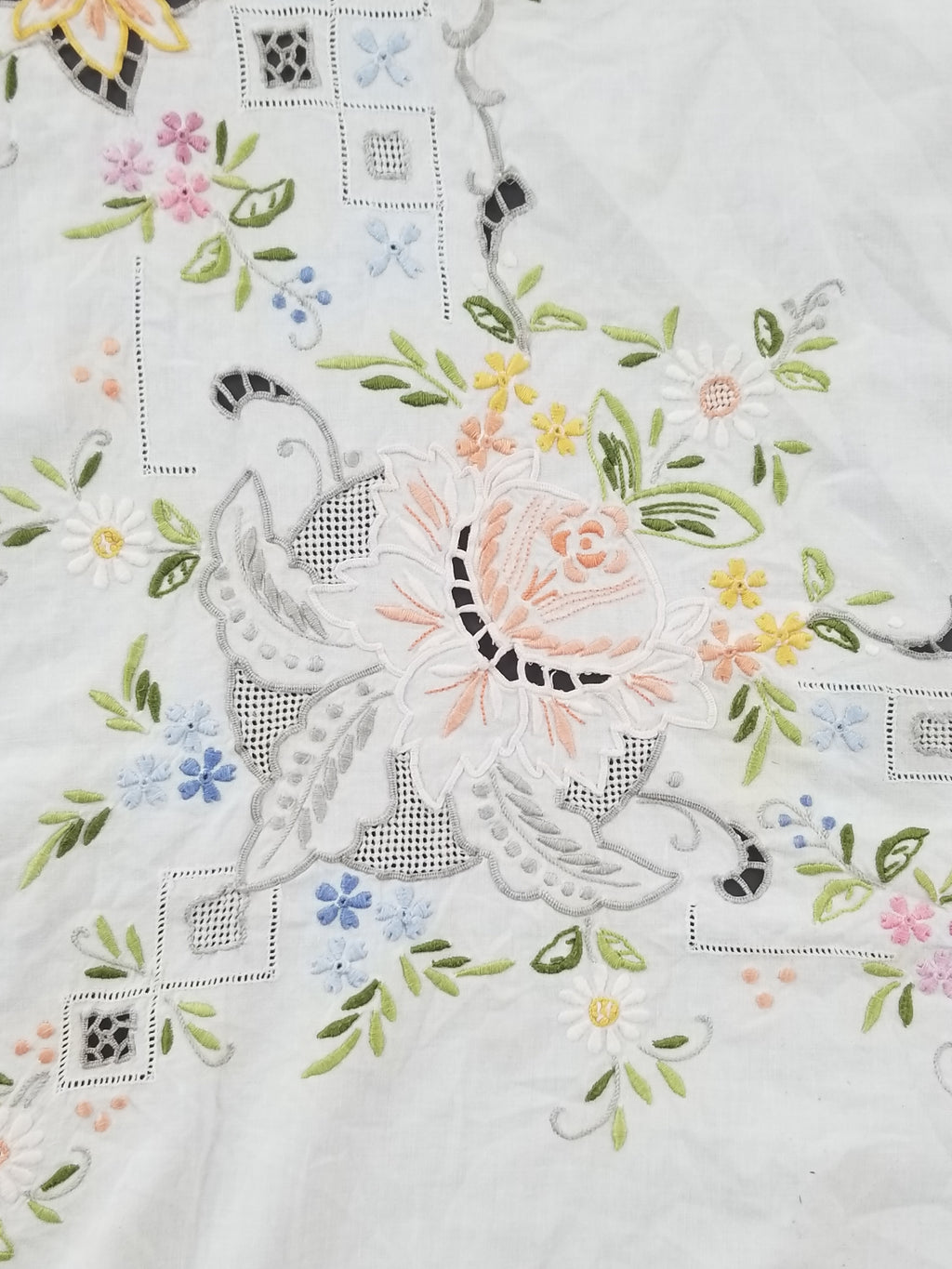 Vintage Beautiful Floral Madeira Hand Embroidered Tablecloth 242x158cm
