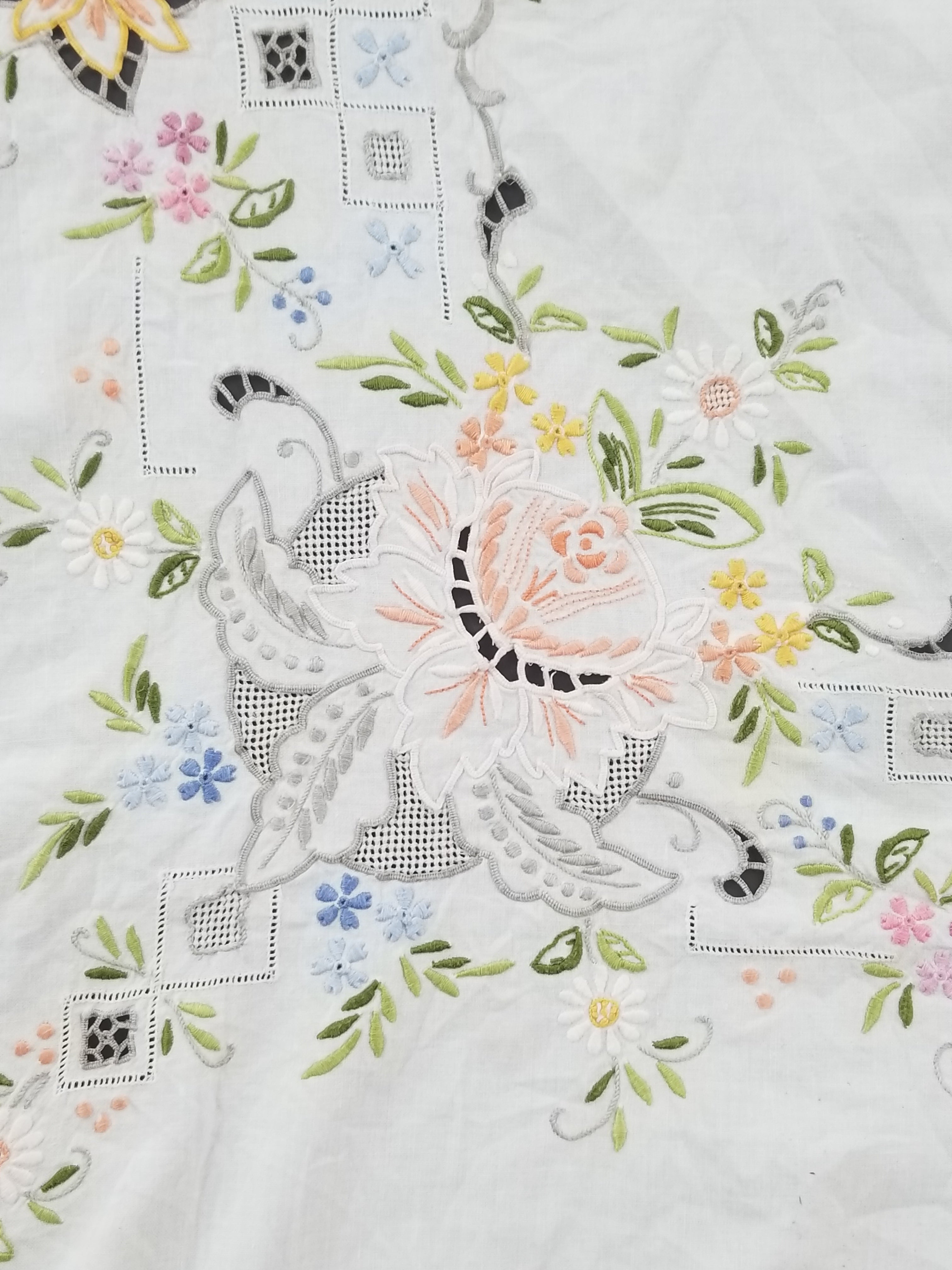 Vintage Beautiful Floral Madeira Hand Embroidered Tablecloth 242x158cm