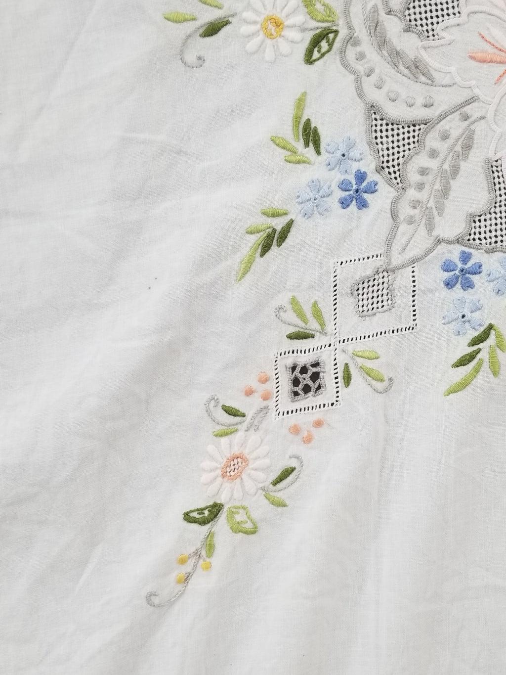 Vintage Beautiful Floral Madeira Hand Embroidered Tablecloth 242x158cm
