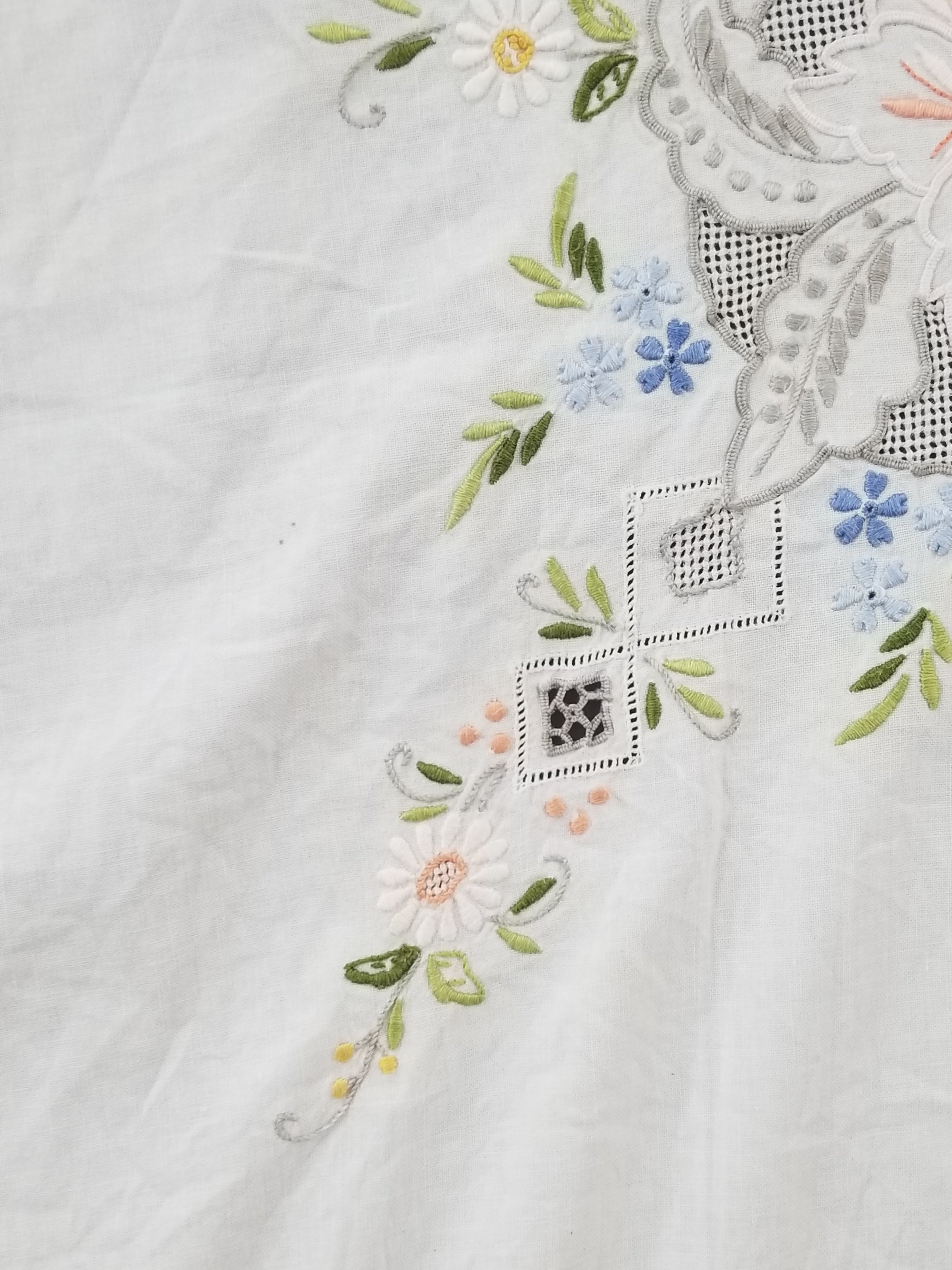 Vintage Beautiful Floral Madeira Hand Embroidered Tablecloth 242x158cm