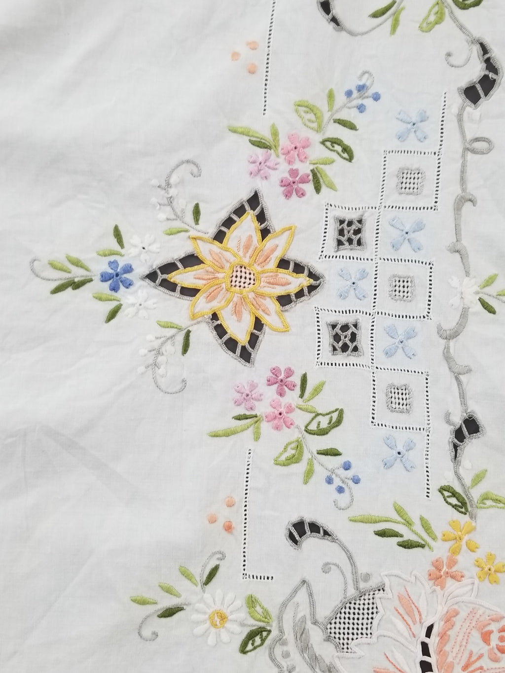 Vintage Beautiful Floral Madeira Hand Embroidered Tablecloth 242x158cm