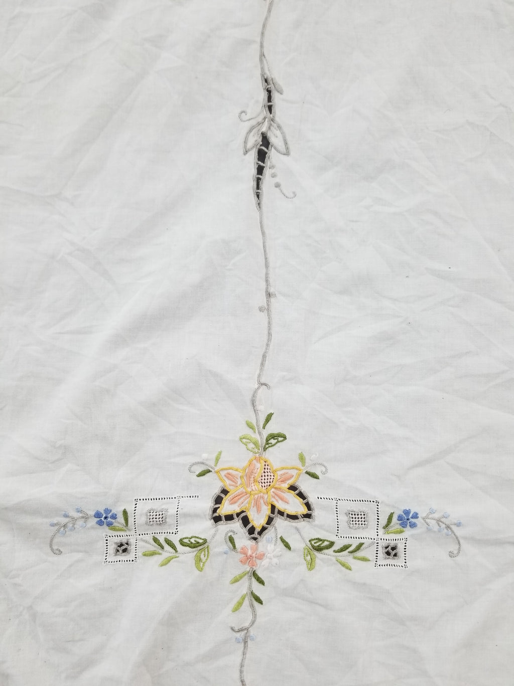Vintage Beautiful Floral Madeira Hand Embroidered Tablecloth 242x158cm