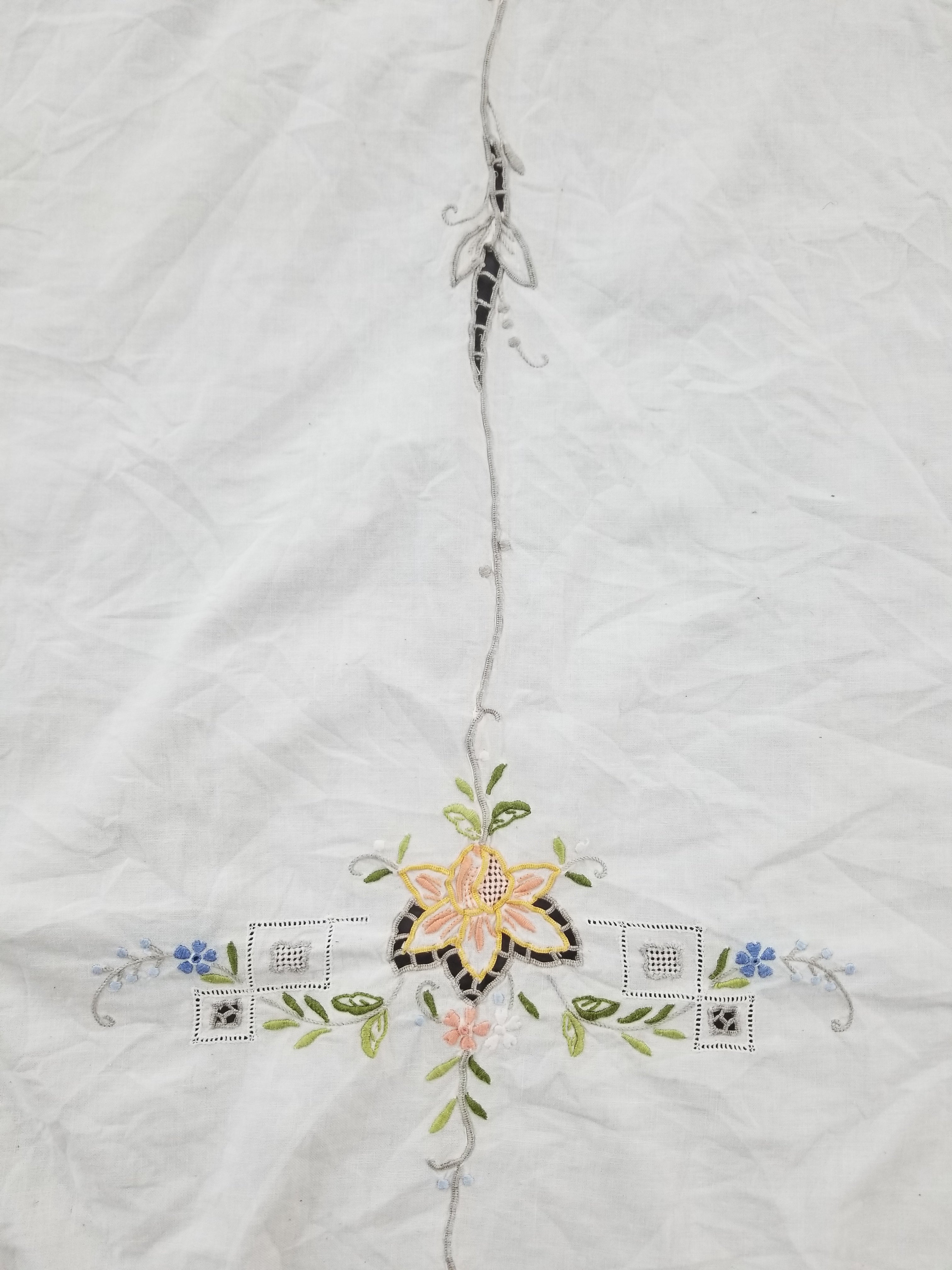 Vintage Beautiful Floral Madeira Hand Embroidered Tablecloth 242x158cm