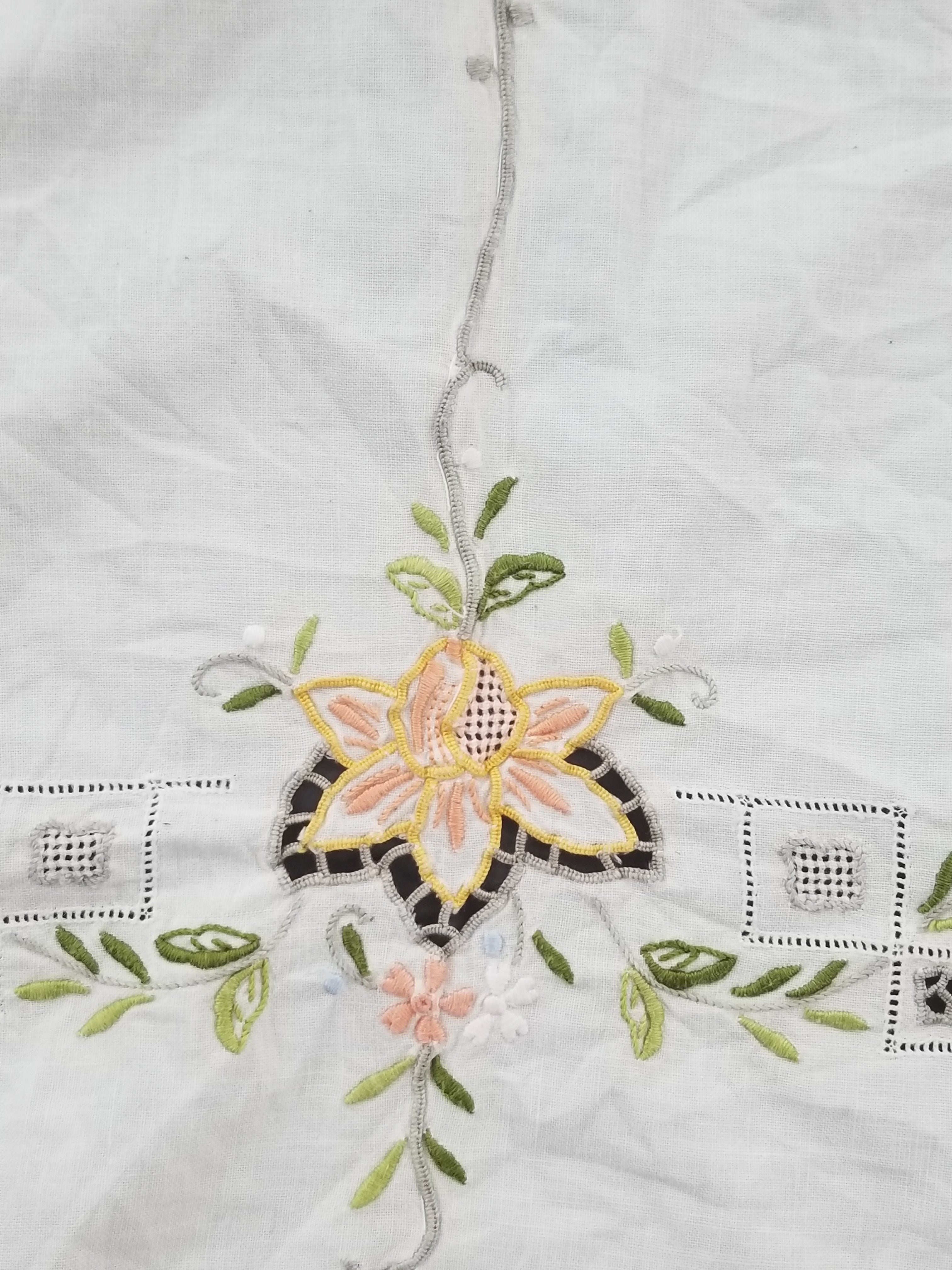 Vintage Beautiful Floral Madeira Hand Embroidered Tablecloth 242x158cm