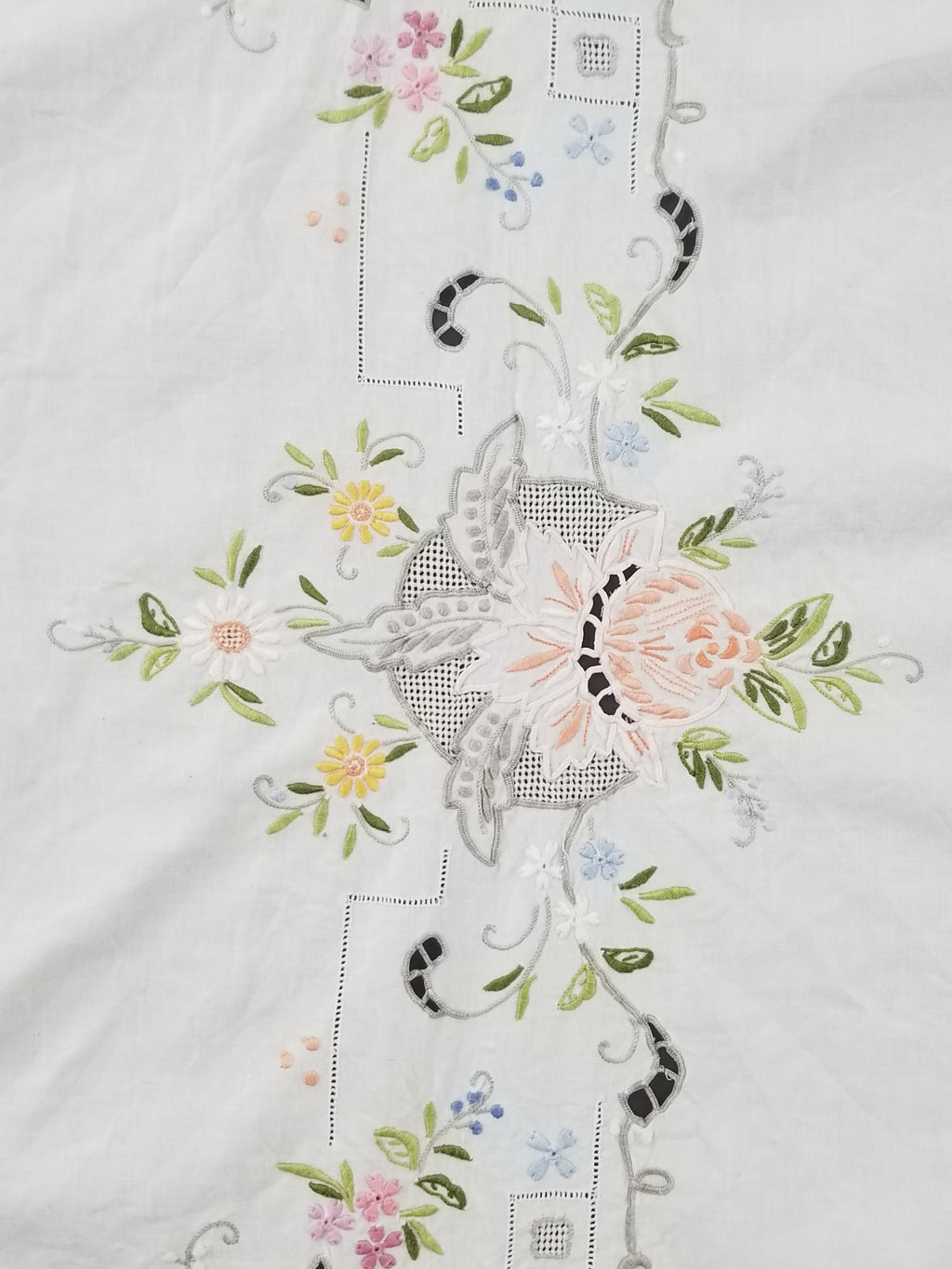 Vintage Beautiful Floral Madeira Hand Embroidered Tablecloth 242x158cm