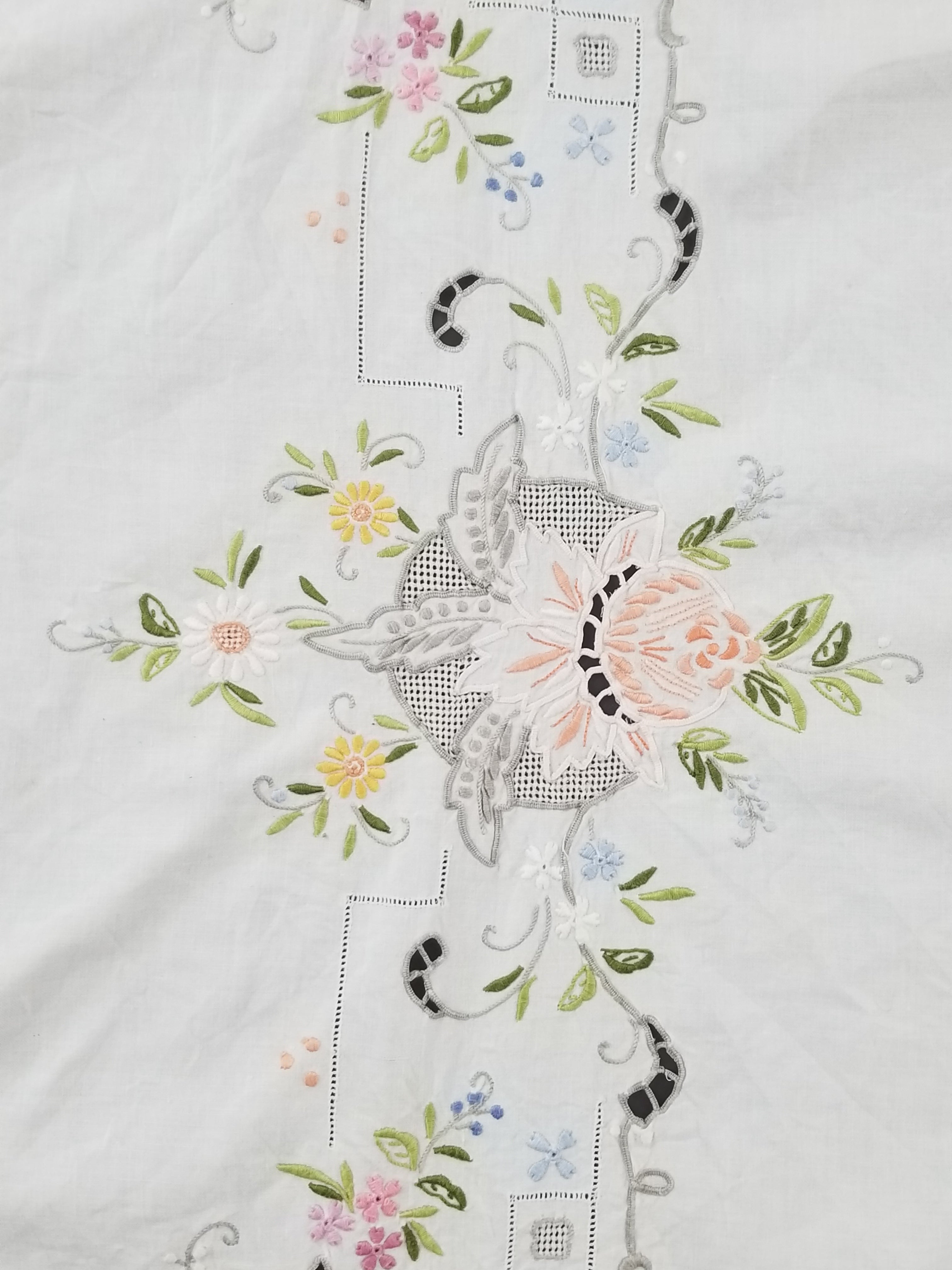 Vintage Beautiful Floral Madeira Hand Embroidered Tablecloth 242x158cm