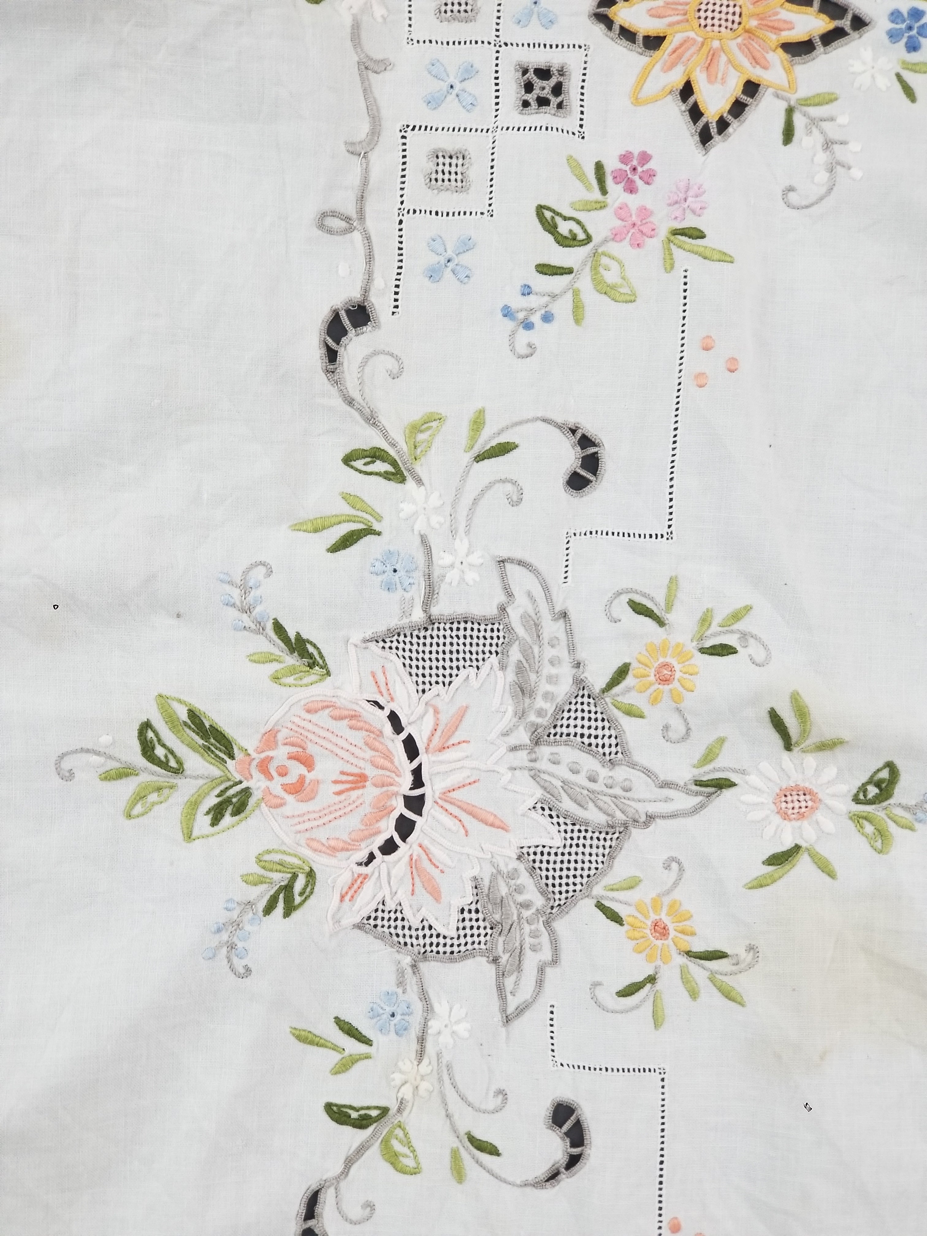 Vintage Beautiful Floral Madeira Hand Embroidered Tablecloth 242x158cm