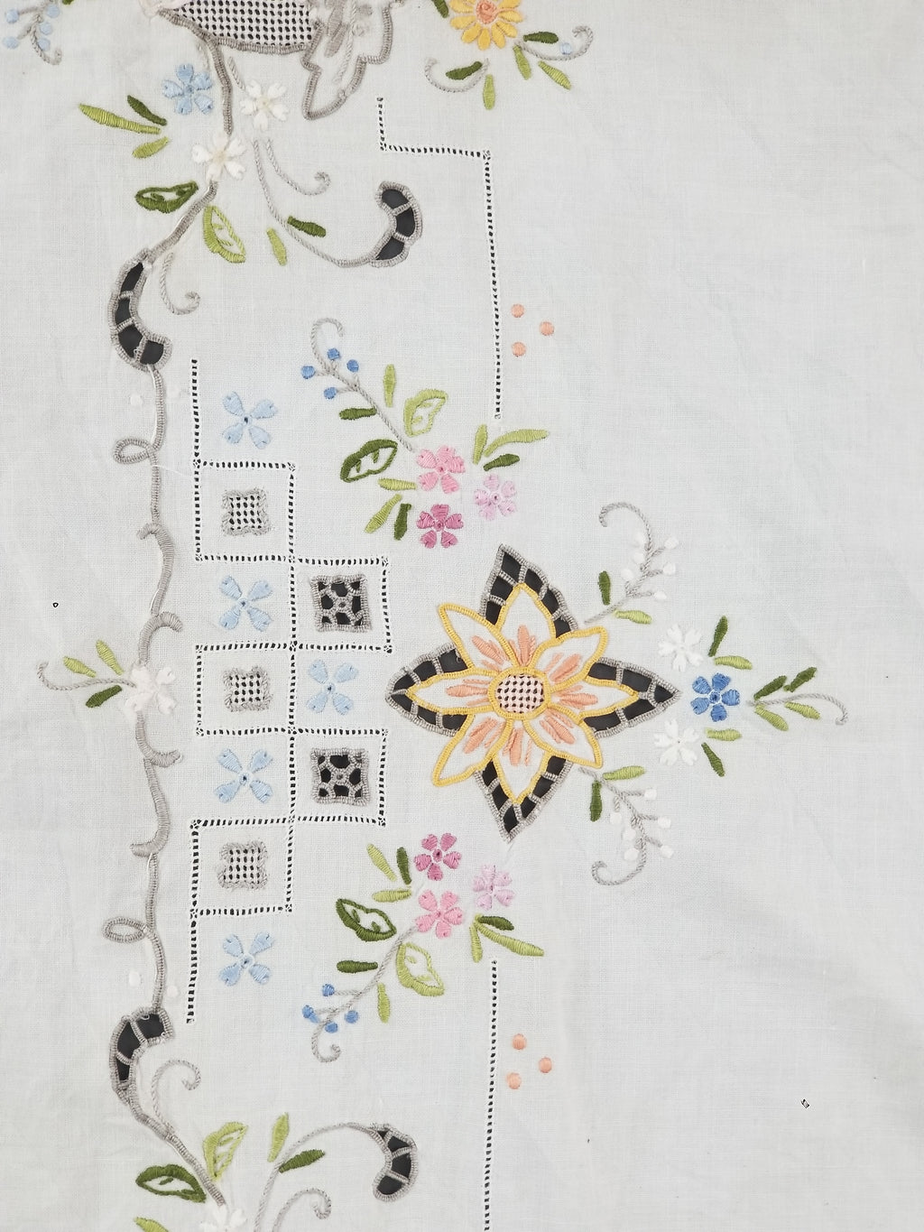 Vintage Beautiful Floral Madeira Hand Embroidered Tablecloth 242x158cm