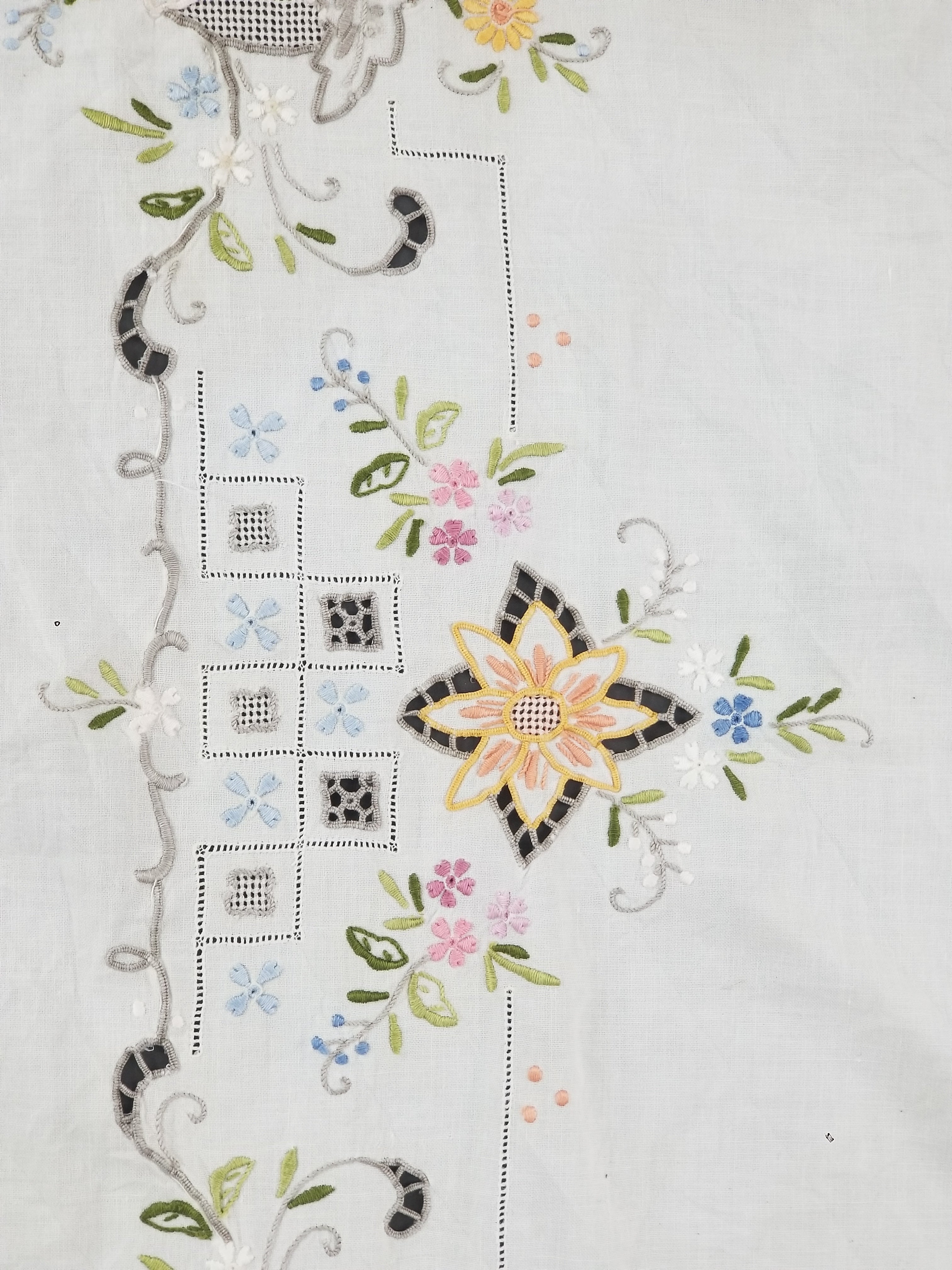 Vintage Beautiful Floral Madeira Hand Embroidered Tablecloth 242x158cm