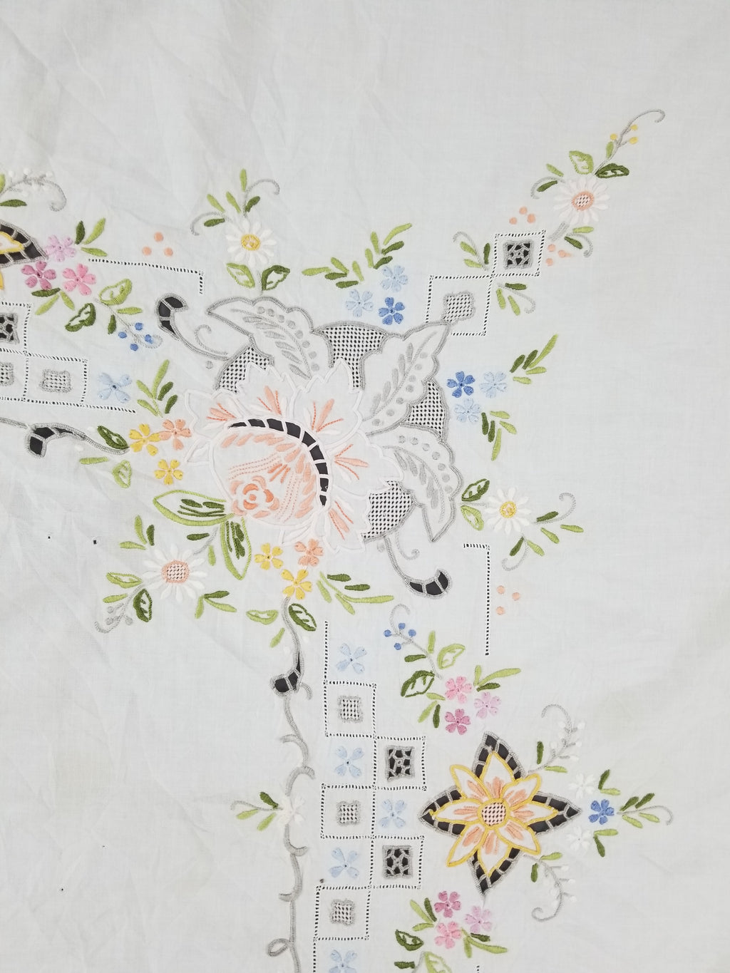 Vintage Beautiful Floral Madeira Hand Embroidered Tablecloth 242x158cm
