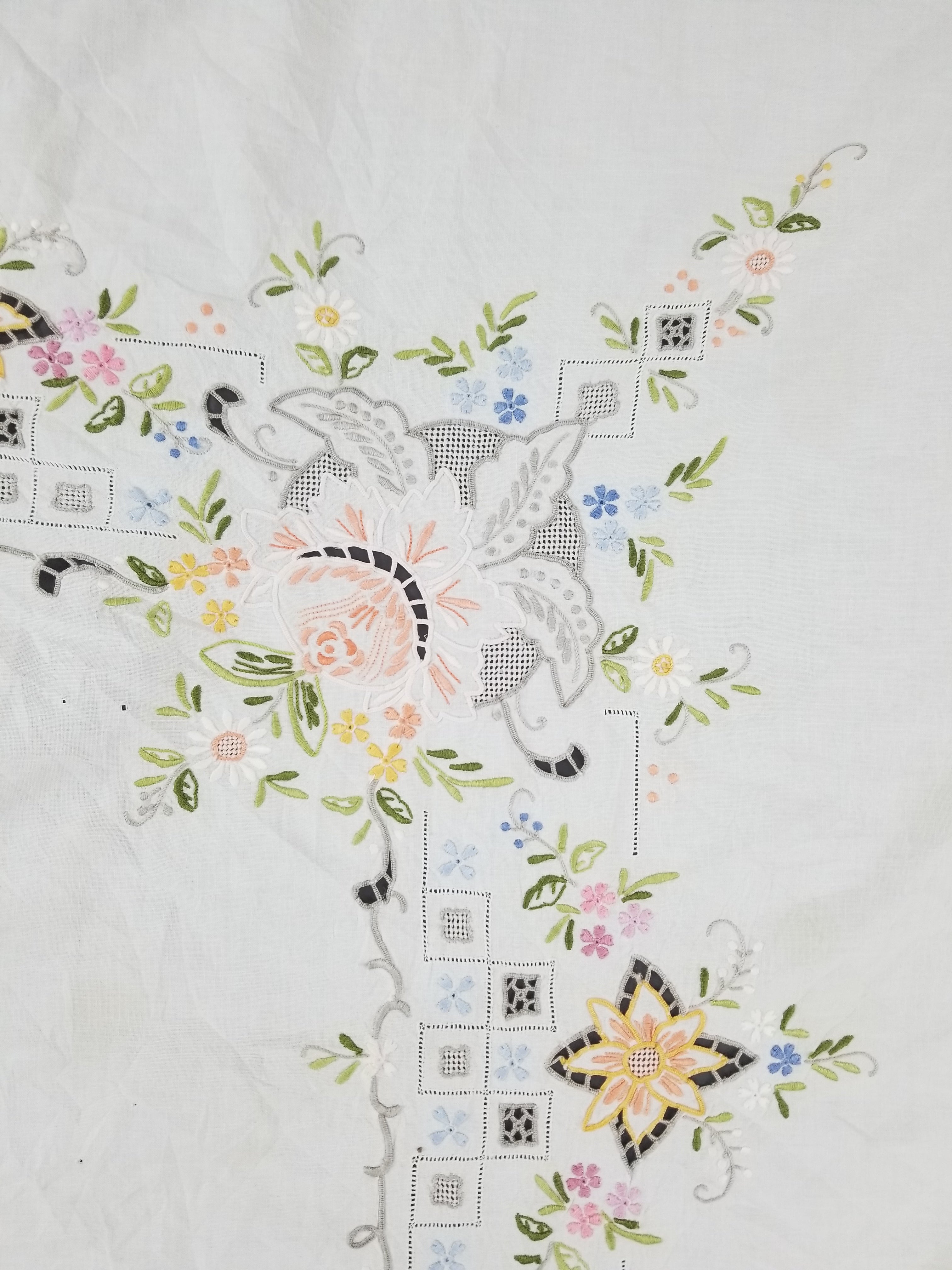 Vintage Beautiful Floral Madeira Hand Embroidered Tablecloth 242x158cm