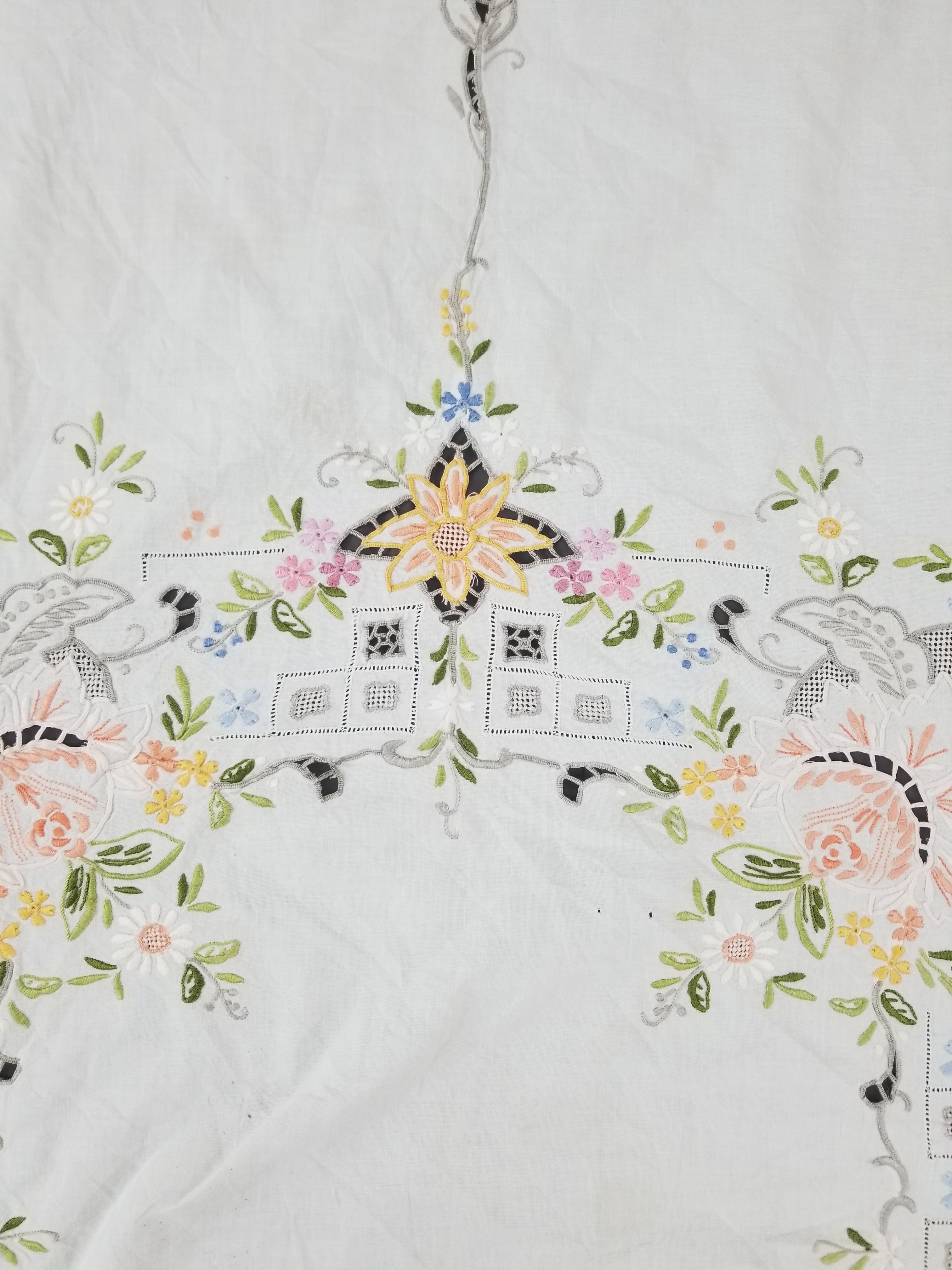 Vintage Beautiful Floral Madeira Hand Embroidered Tablecloth 242x158cm