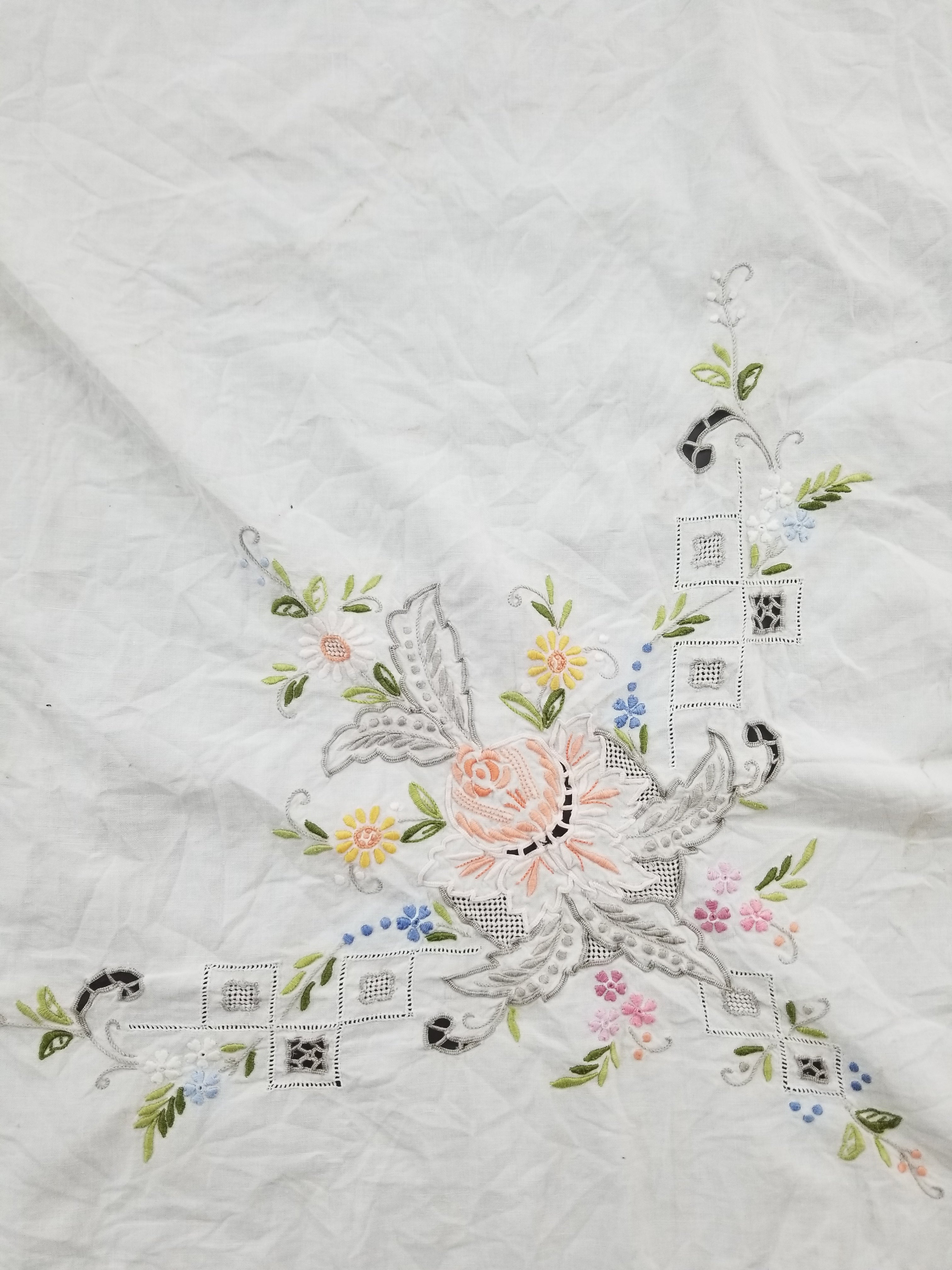 Vintage Beautiful Floral Madeira Hand Embroidered Tablecloth 242x158cm