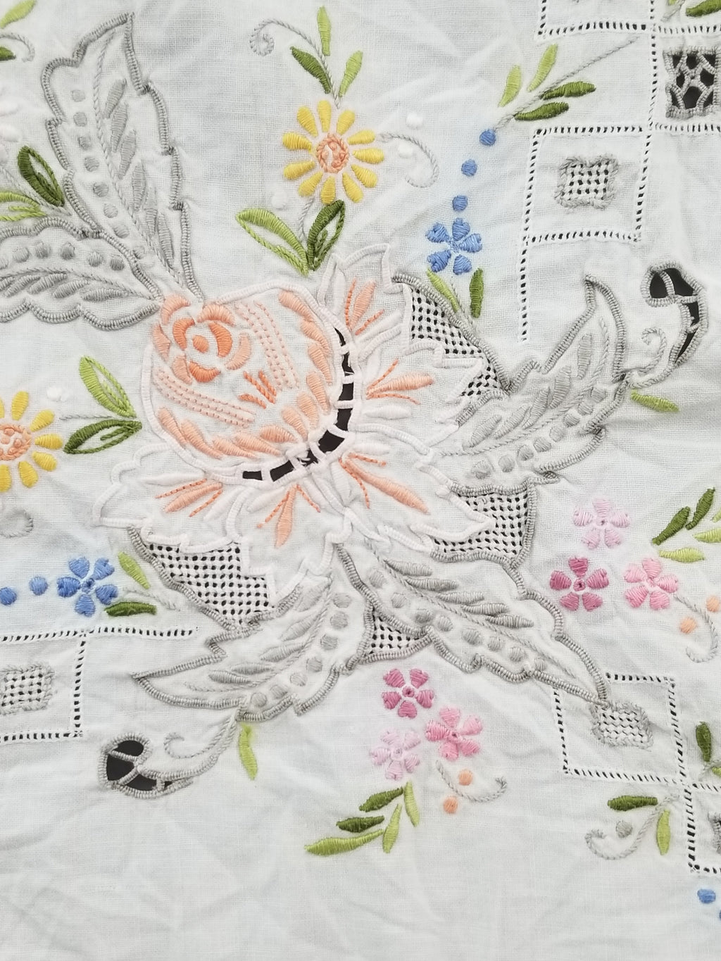 Vintage Beautiful Floral Madeira Hand Embroidered Tablecloth 242x158cm