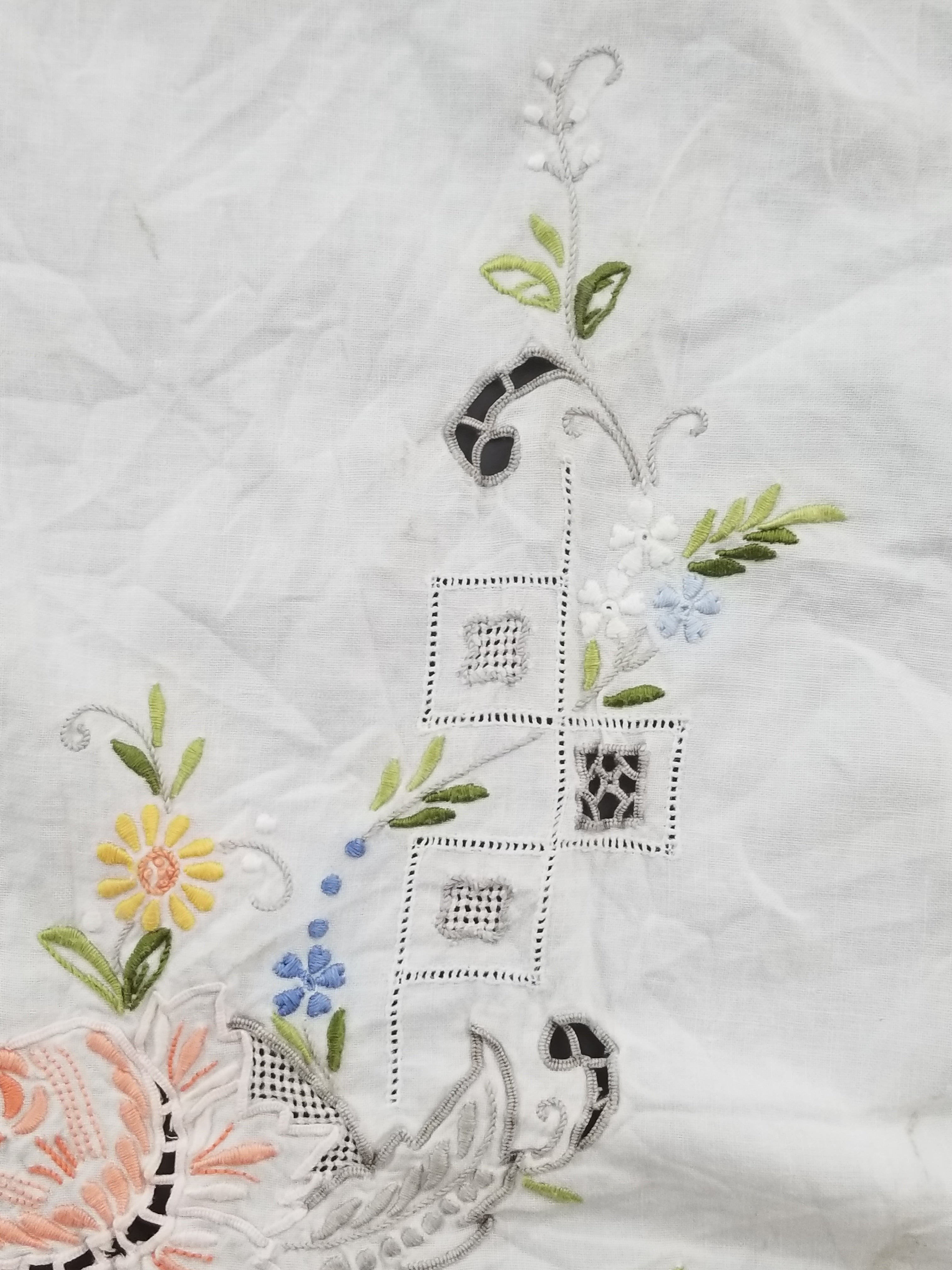 Vintage Beautiful Floral Madeira Hand Embroidered Tablecloth 242x158cm