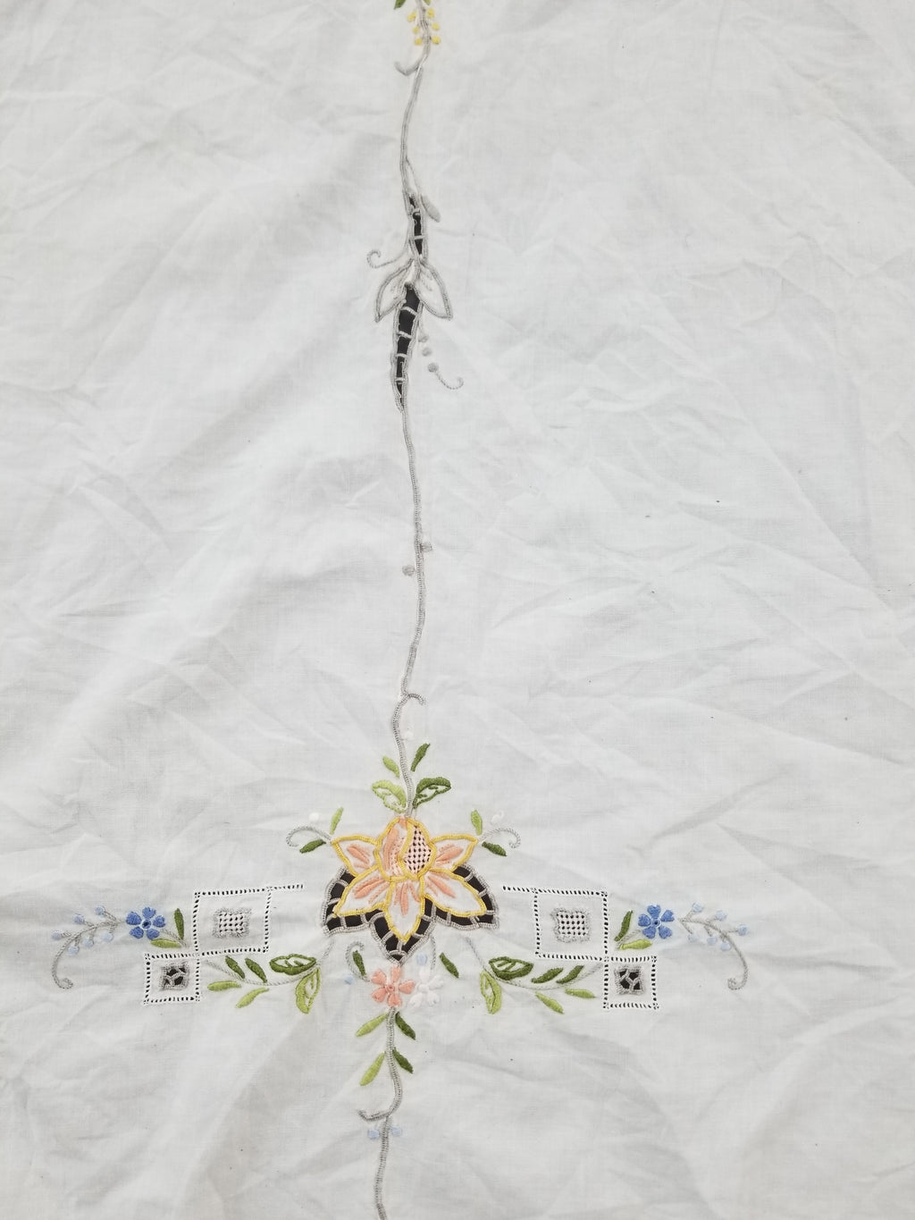 Vintage Beautiful Floral Madeira Hand Embroidered Tablecloth 242x158cm