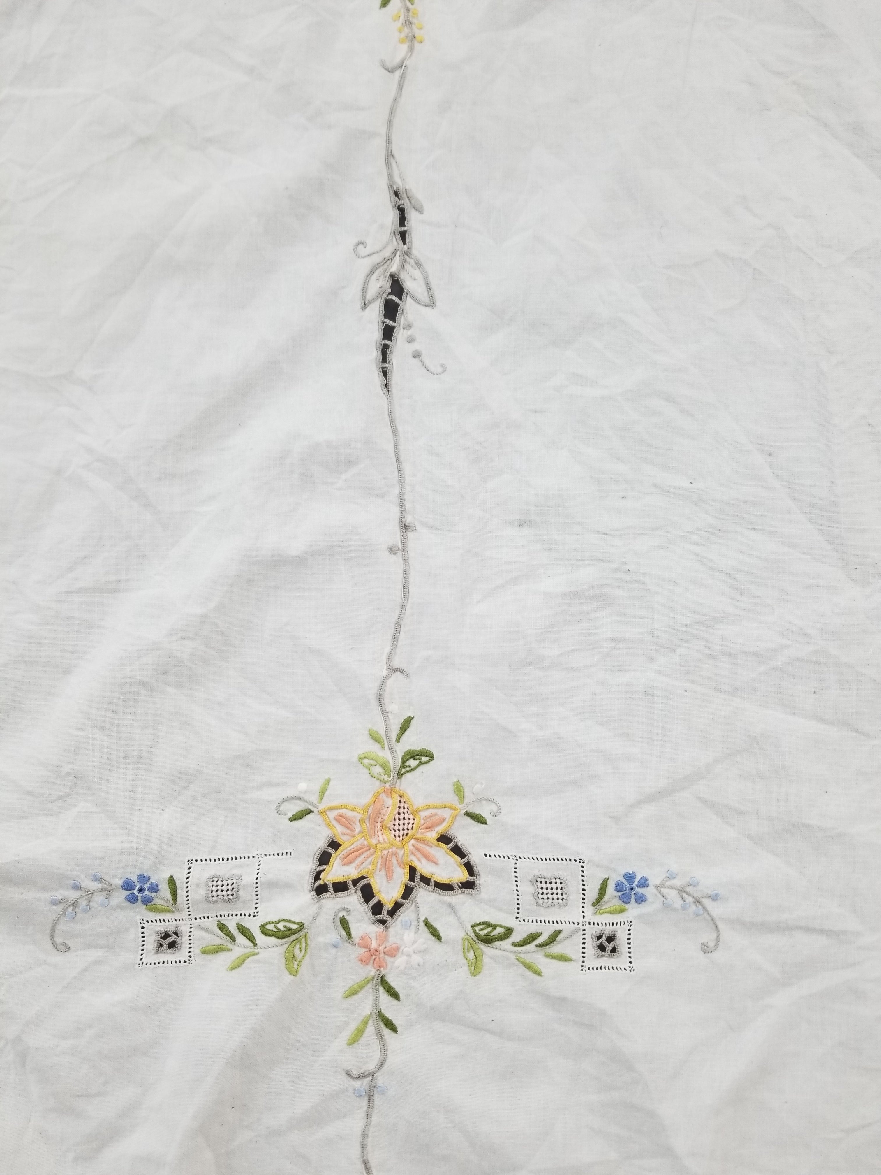 Vintage Beautiful Floral Madeira Hand Embroidered Tablecloth 242x158cm