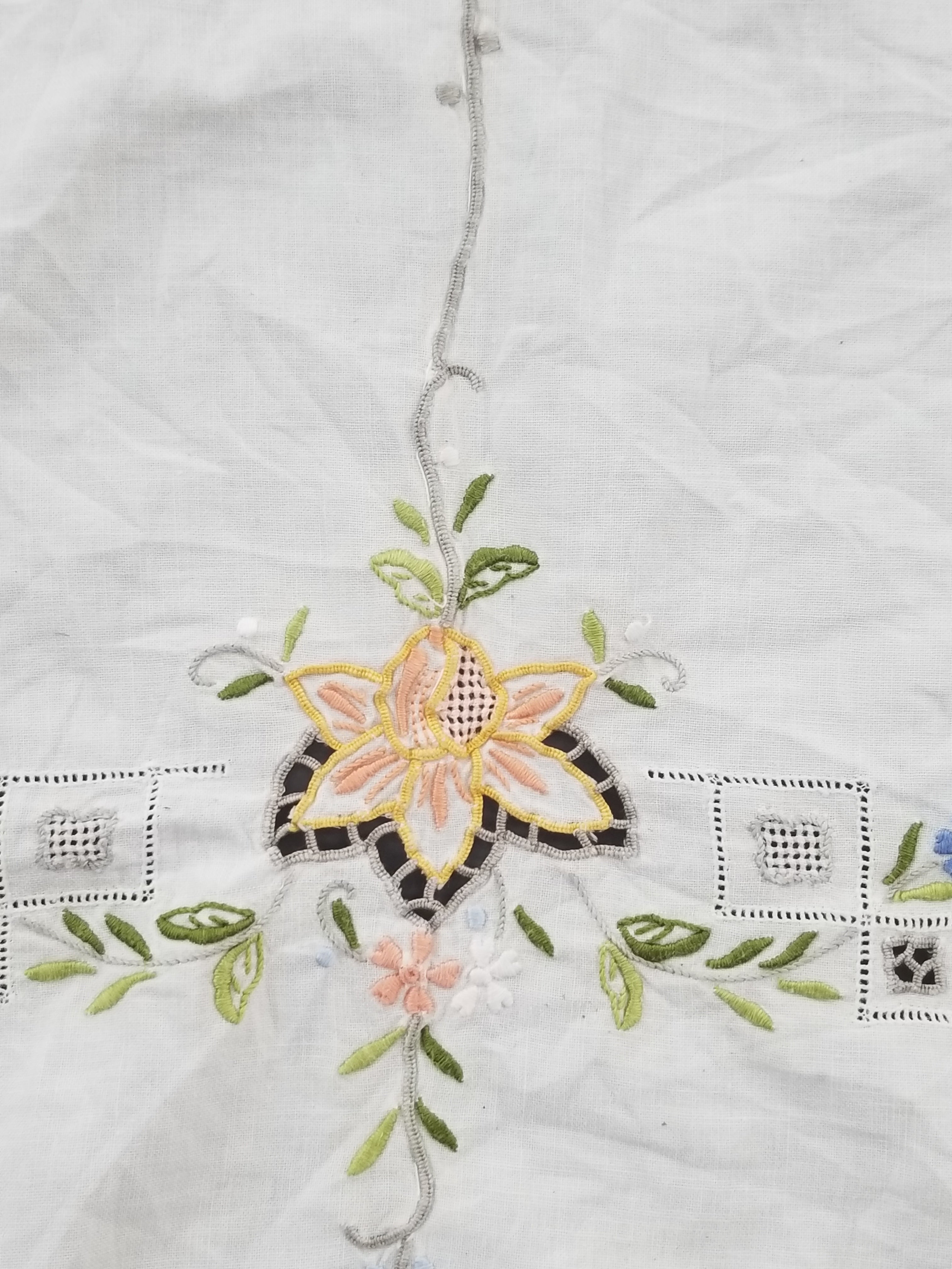 Vintage Beautiful Floral Madeira Hand Embroidered Tablecloth 242x158cm