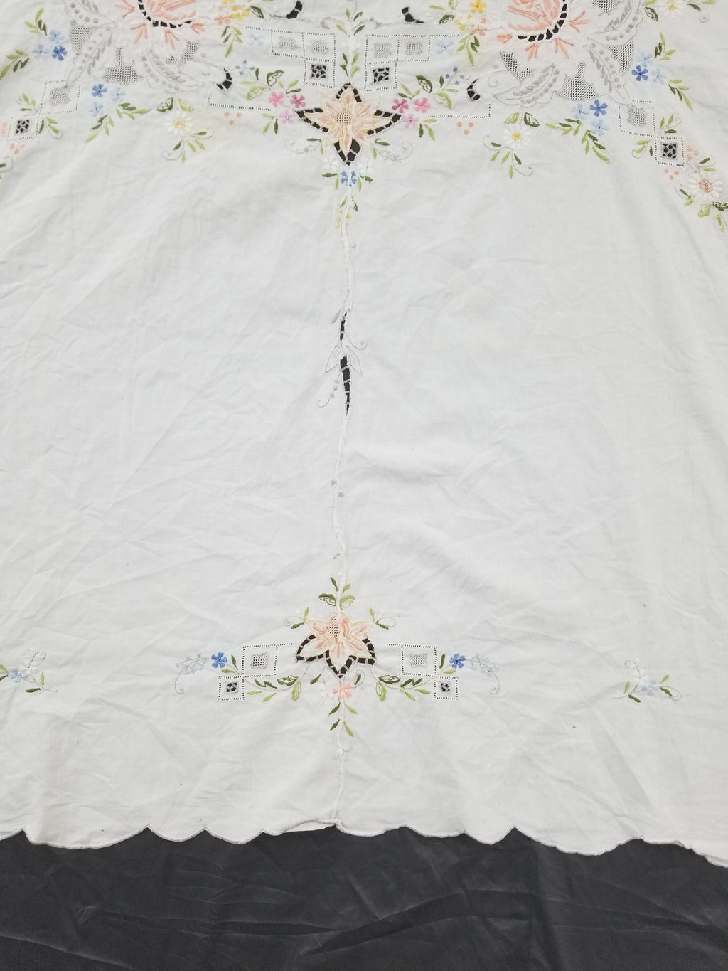 Vintage Beautiful Floral Madeira Hand Embroidered Tablecloth 242x158cm