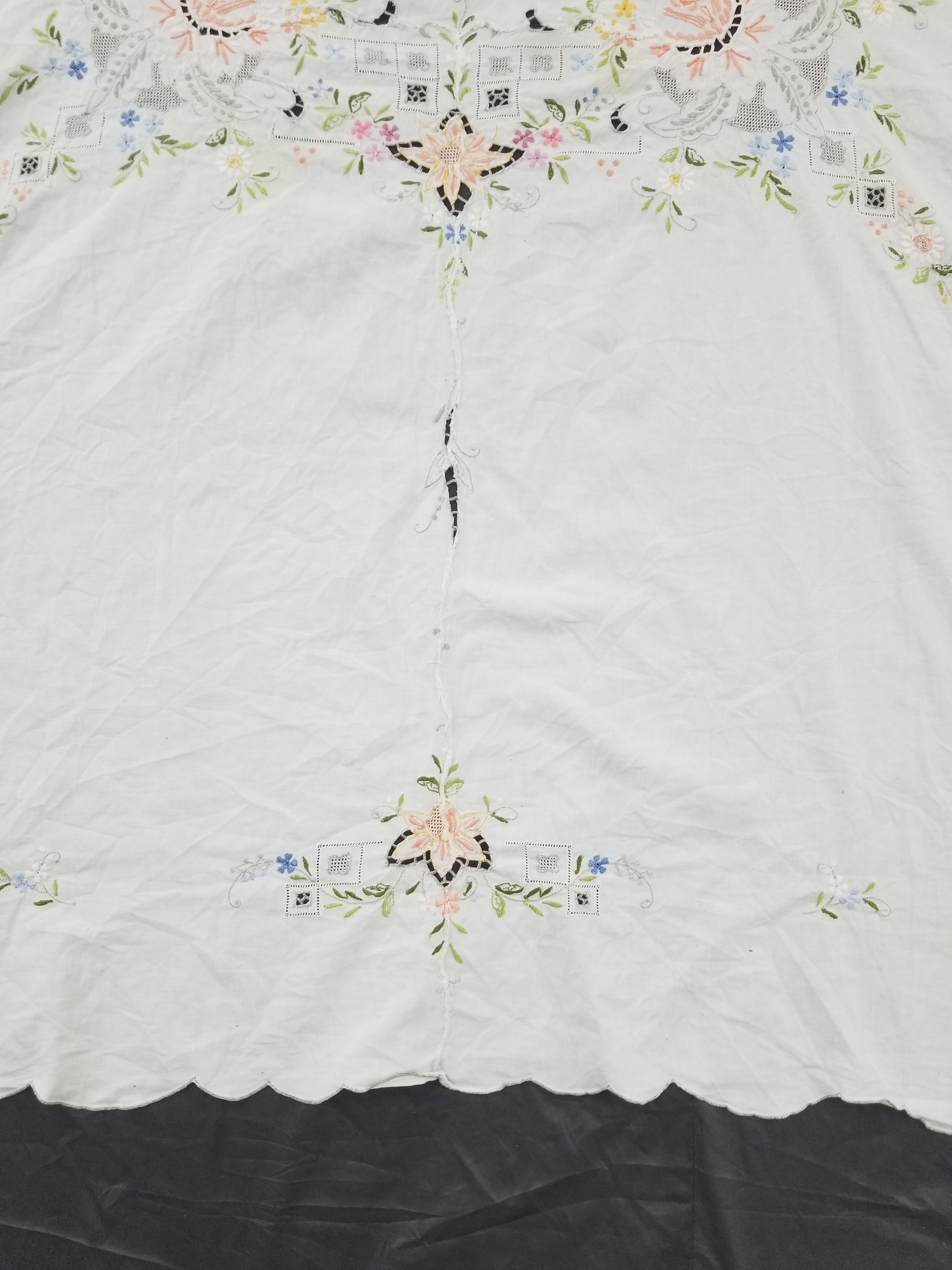 Vintage Beautiful Floral Madeira Hand Embroidered Tablecloth 242x158cm