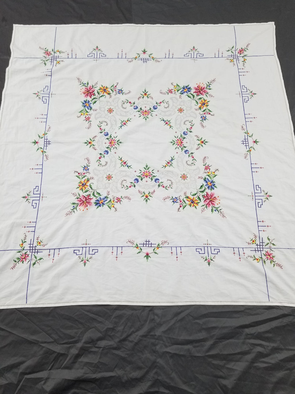 Vintage Beautiful Cross Stitch Hand Embroidered Floral Tablecloth 124x121cm