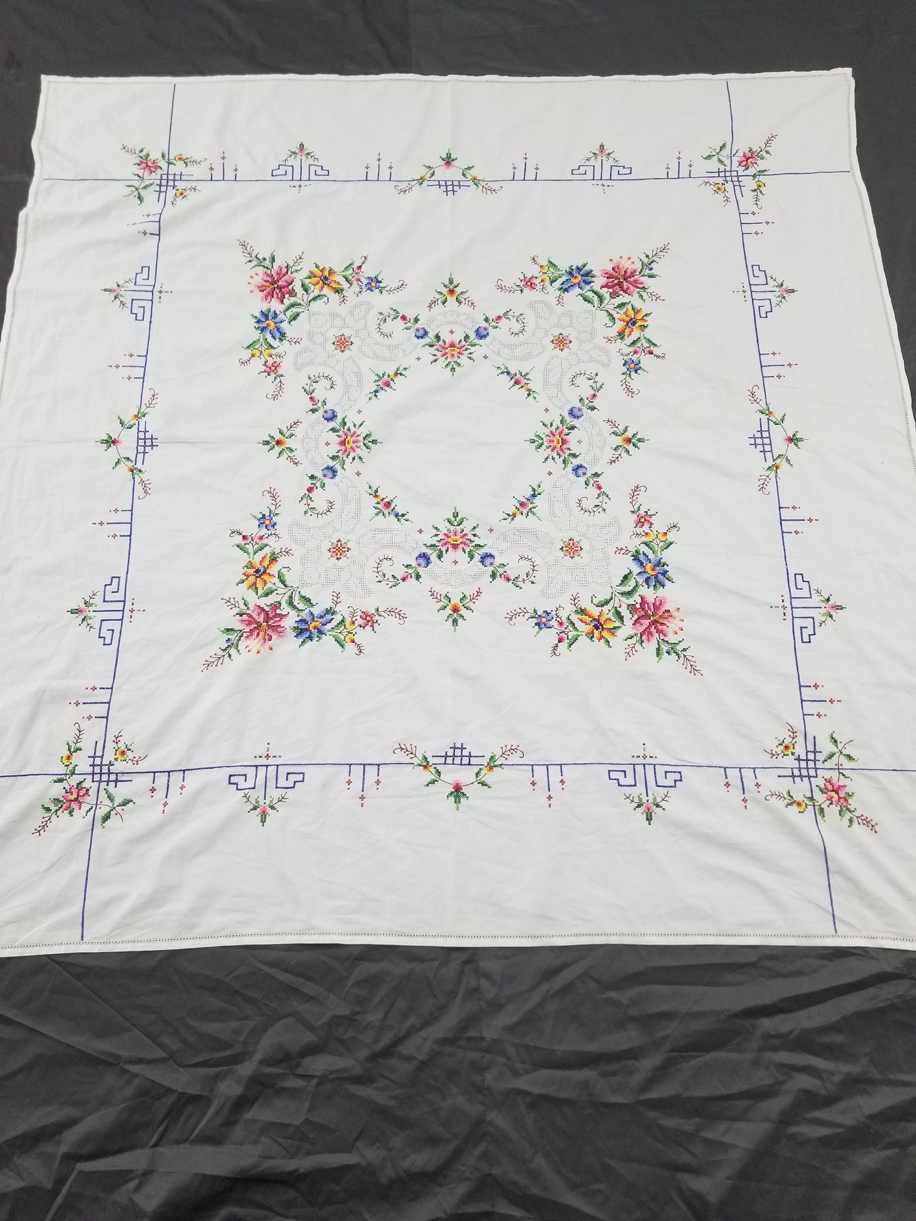 Vintage Beautiful Cross Stitch Hand Embroidered Floral Tablecloth 124x121cm