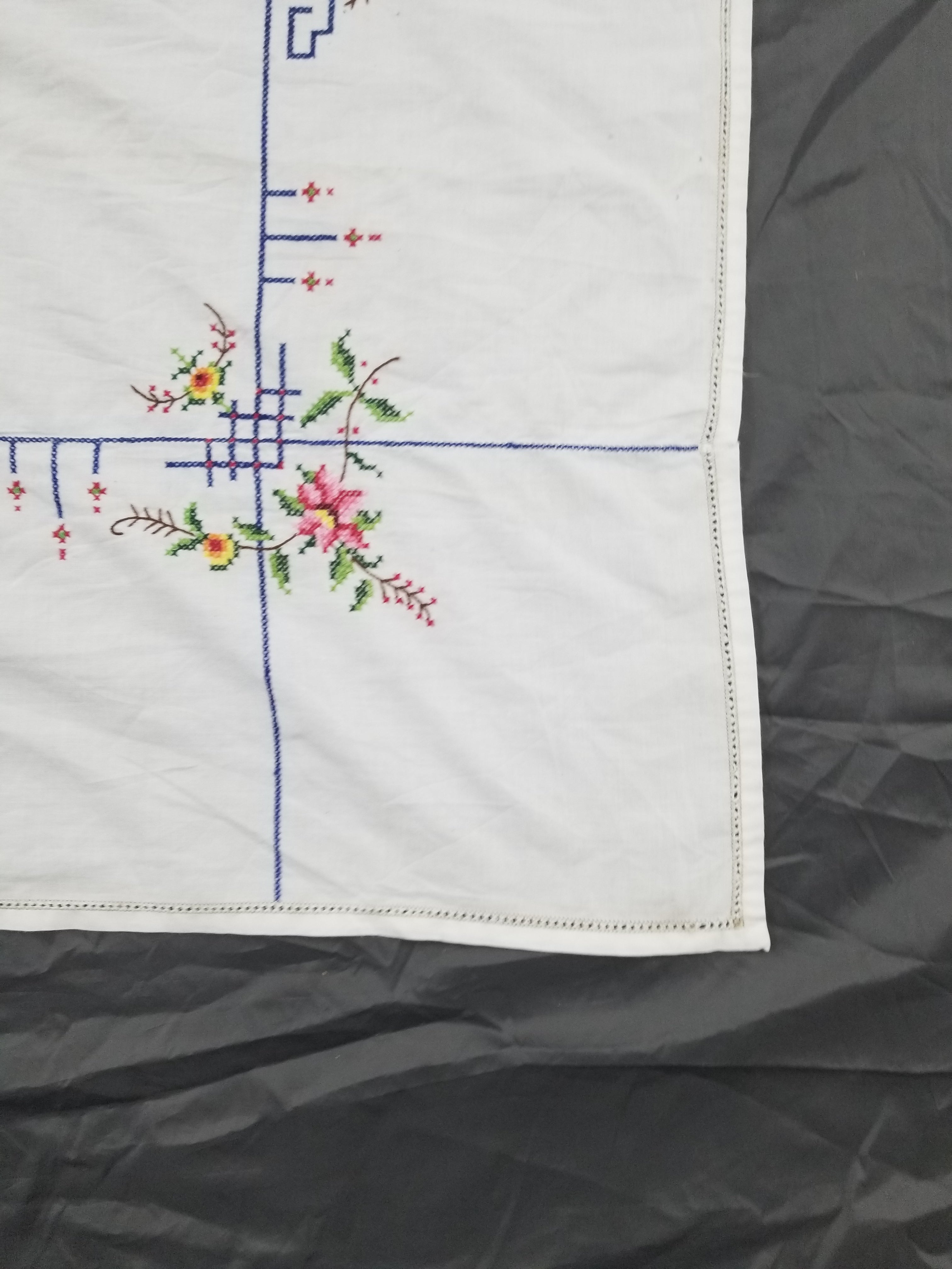 Vintage Beautiful Cross Stitch Hand Embroidered Floral Tablecloth 124x121cm