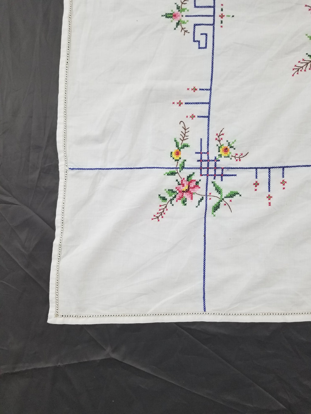 Vintage Beautiful Cross Stitch Hand Embroidered Floral Tablecloth 124x121cm