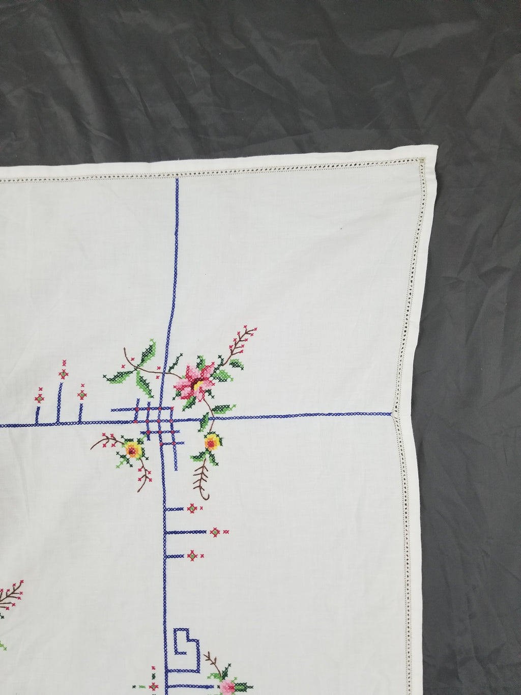 Vintage Beautiful Cross Stitch Hand Embroidered Floral Tablecloth 124x121cm