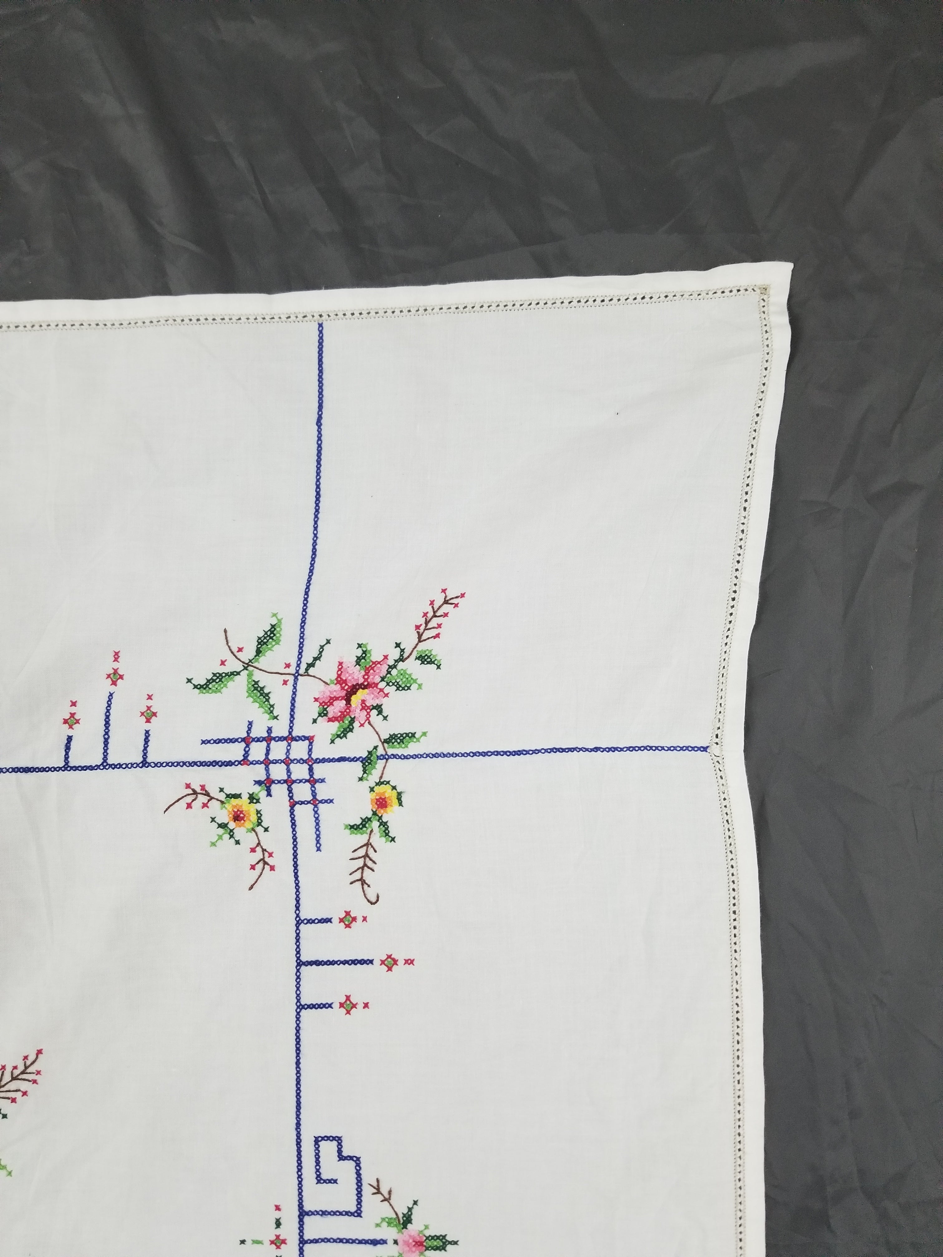 Vintage Beautiful Cross Stitch Hand Embroidered Floral Tablecloth 124x121cm