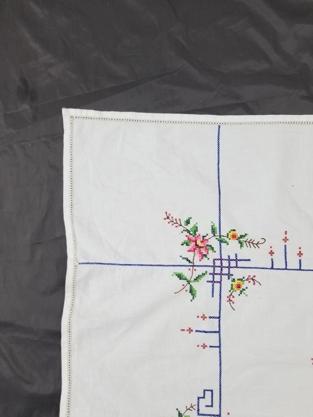Vintage Beautiful Cross Stitch Hand Embroidered Floral Tablecloth 124x121cm