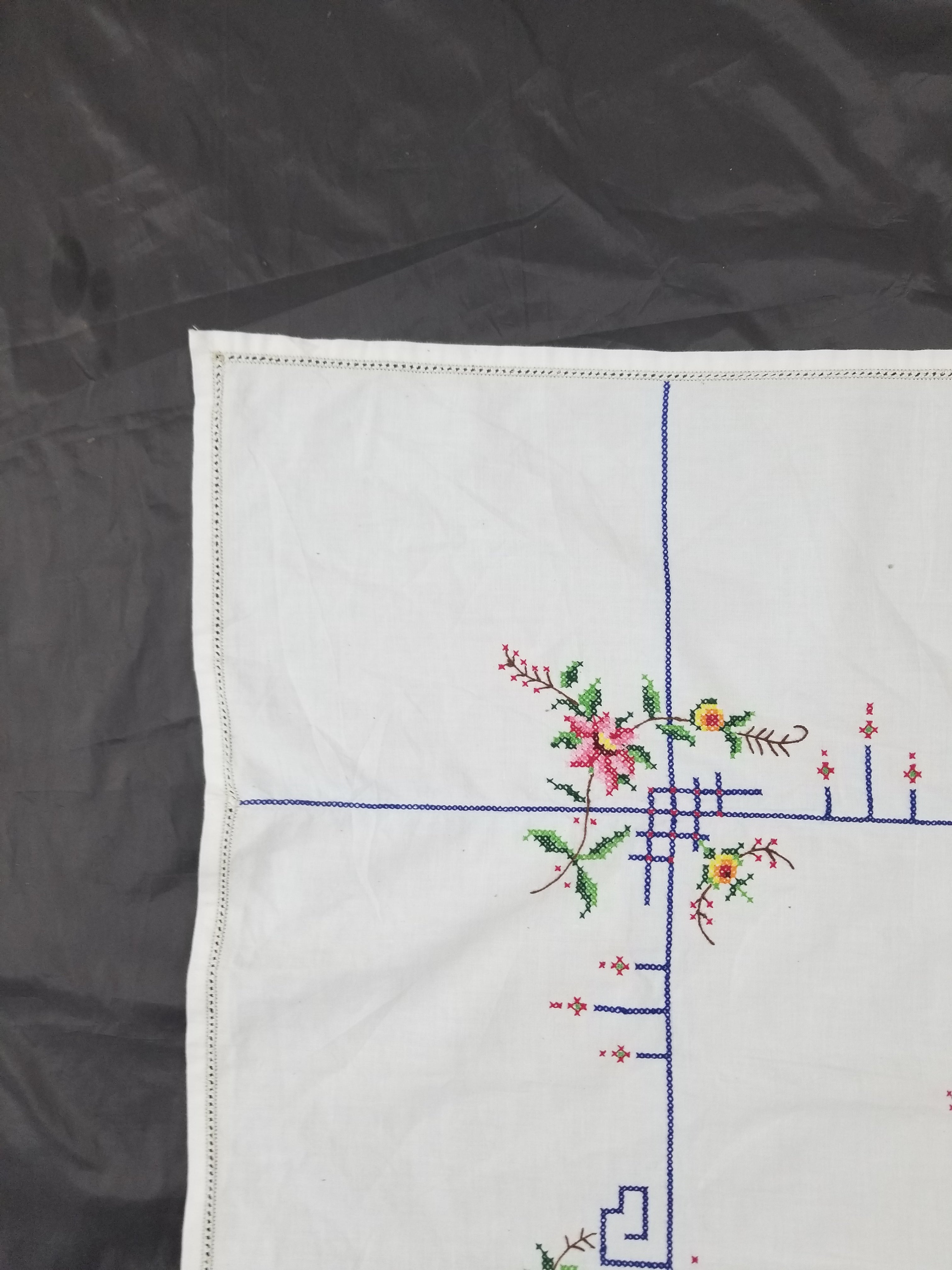 Vintage Beautiful Cross Stitch Hand Embroidered Floral Tablecloth 124x121cm