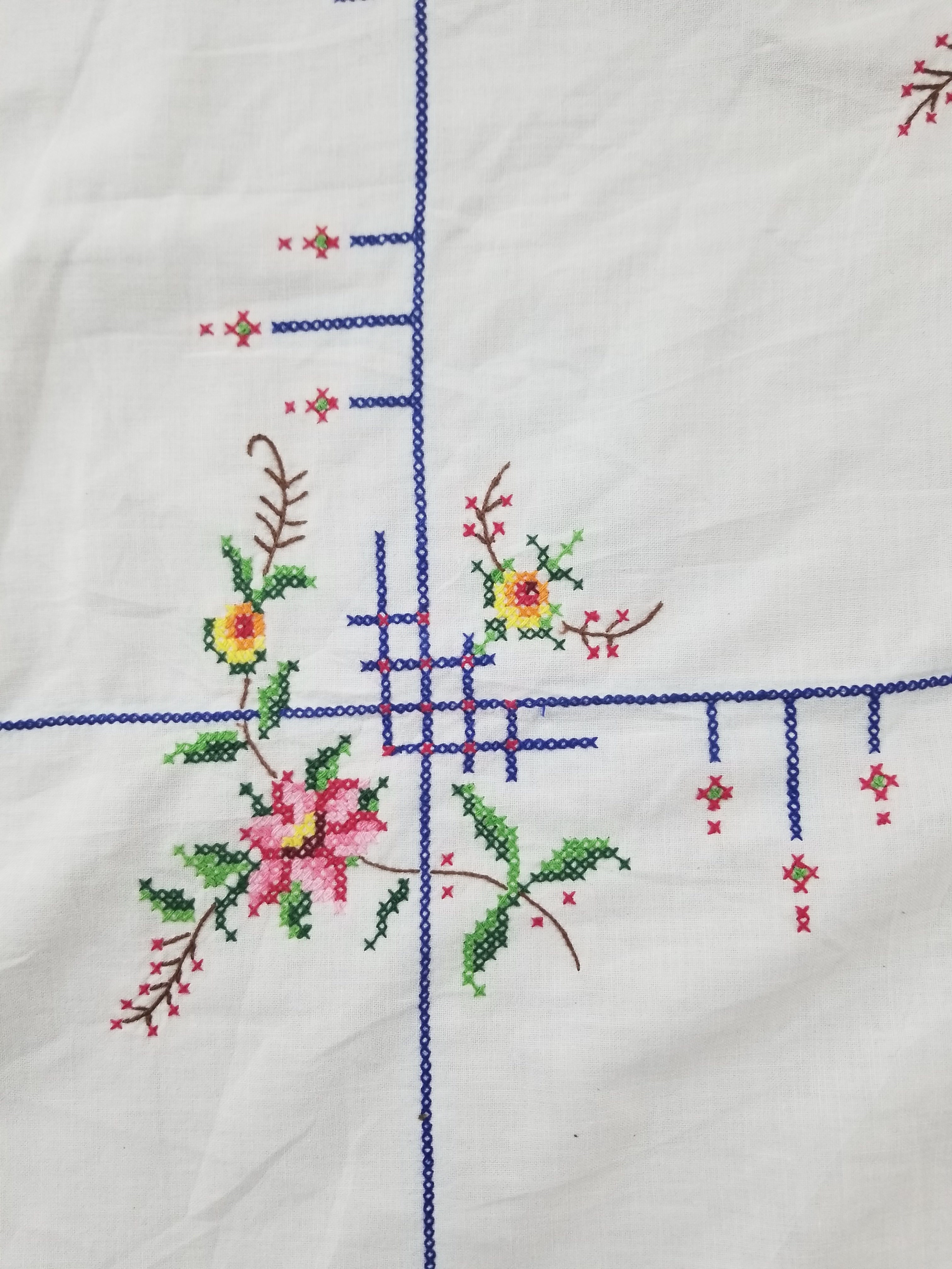 Vintage Beautiful Cross Stitch Hand Embroidered Floral Tablecloth 124x121cm