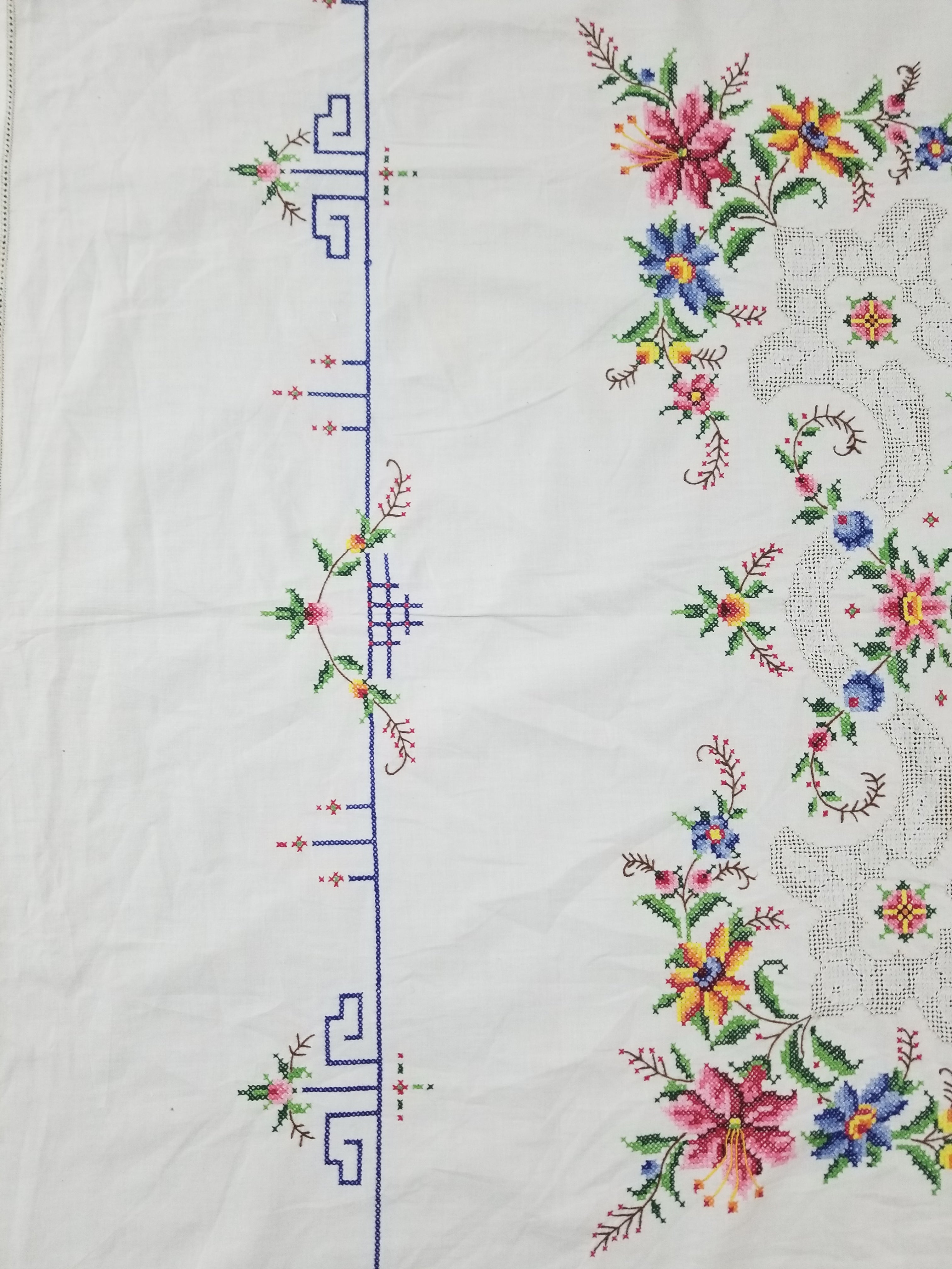 Vintage Beautiful Cross Stitch Hand Embroidered Floral Tablecloth 124x121cm