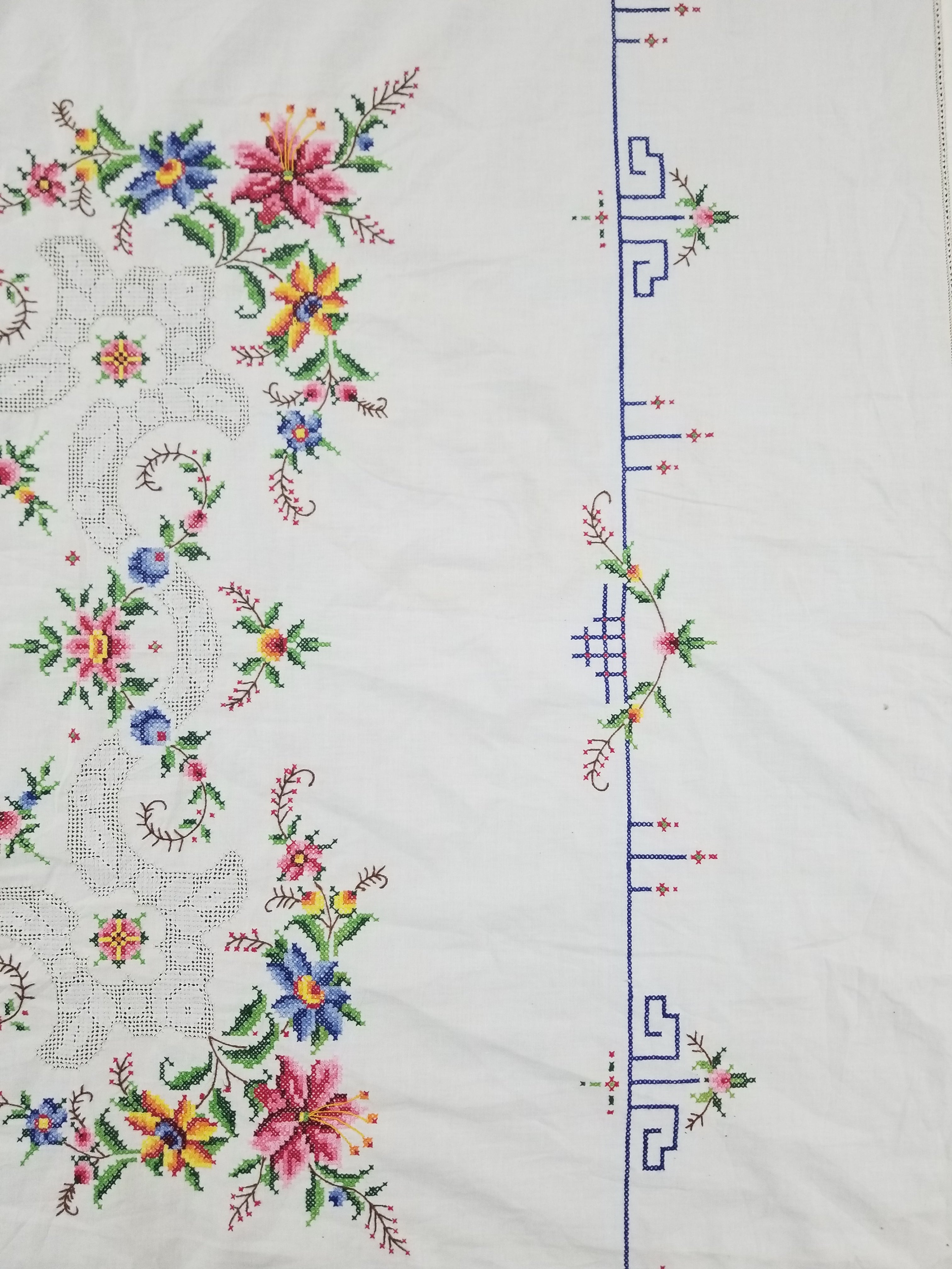 Vintage Beautiful Cross Stitch Hand Embroidered Floral Tablecloth 124x121cm