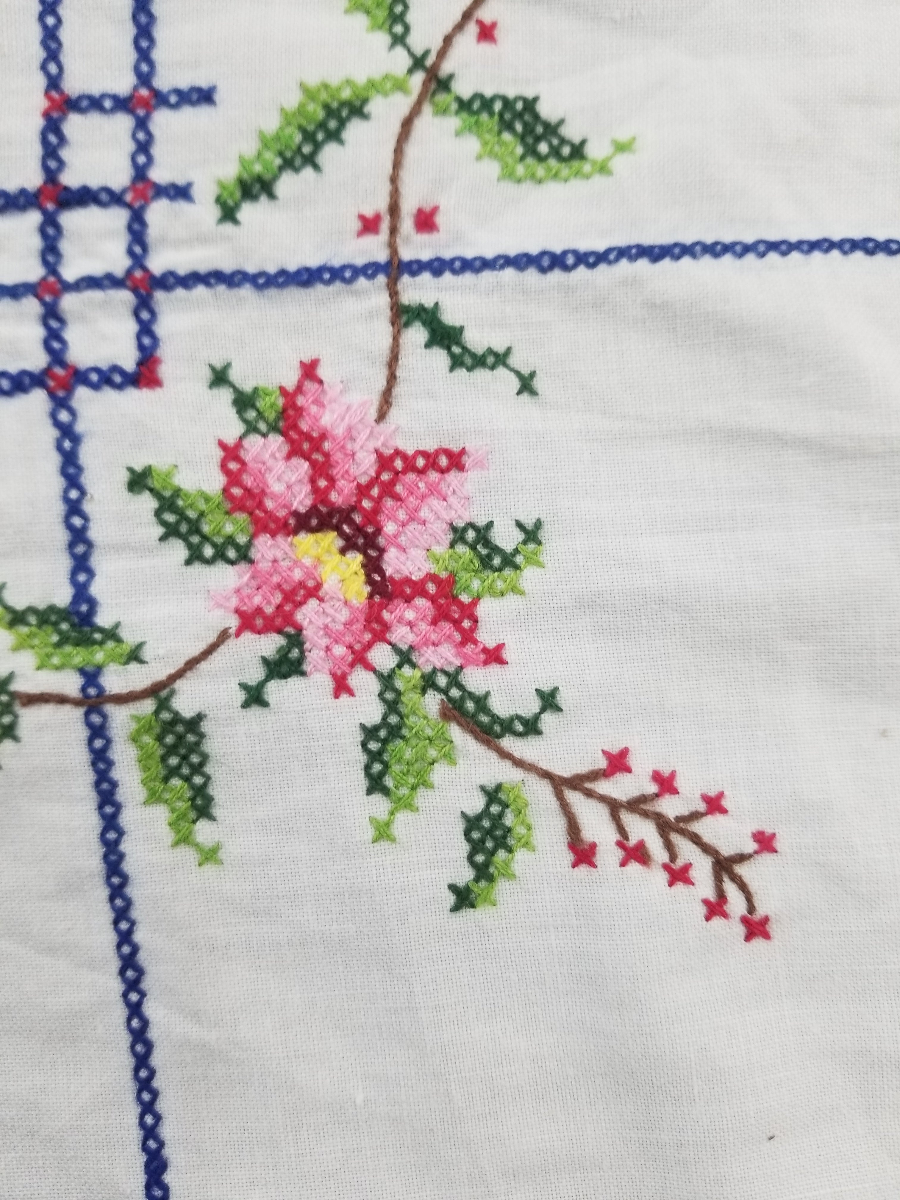 Vintage Beautiful Cross Stitch Hand Embroidered Floral Tablecloth 124x121cm