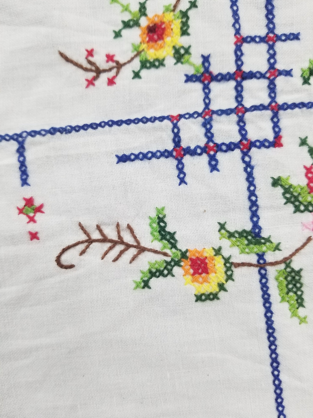 Vintage Beautiful Cross Stitch Hand Embroidered Floral Tablecloth 124x121cm